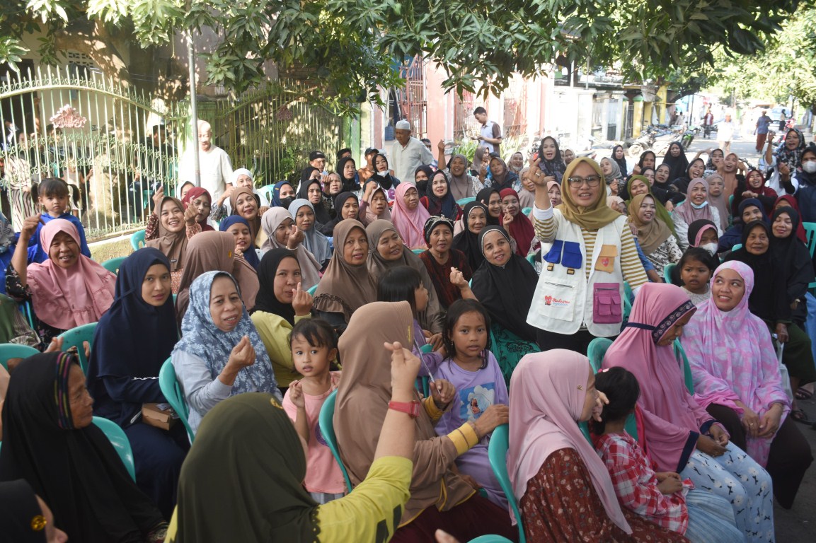 IST
NGOBROL BARENG--Legislator Partai Nasdem Sulsel Rezki Mulfiati Lutfi hadir menyapa dan ngobrol bareng warga di Kelurahan Bira dan Kelurahan Parangloe, Kamis (5/9)
