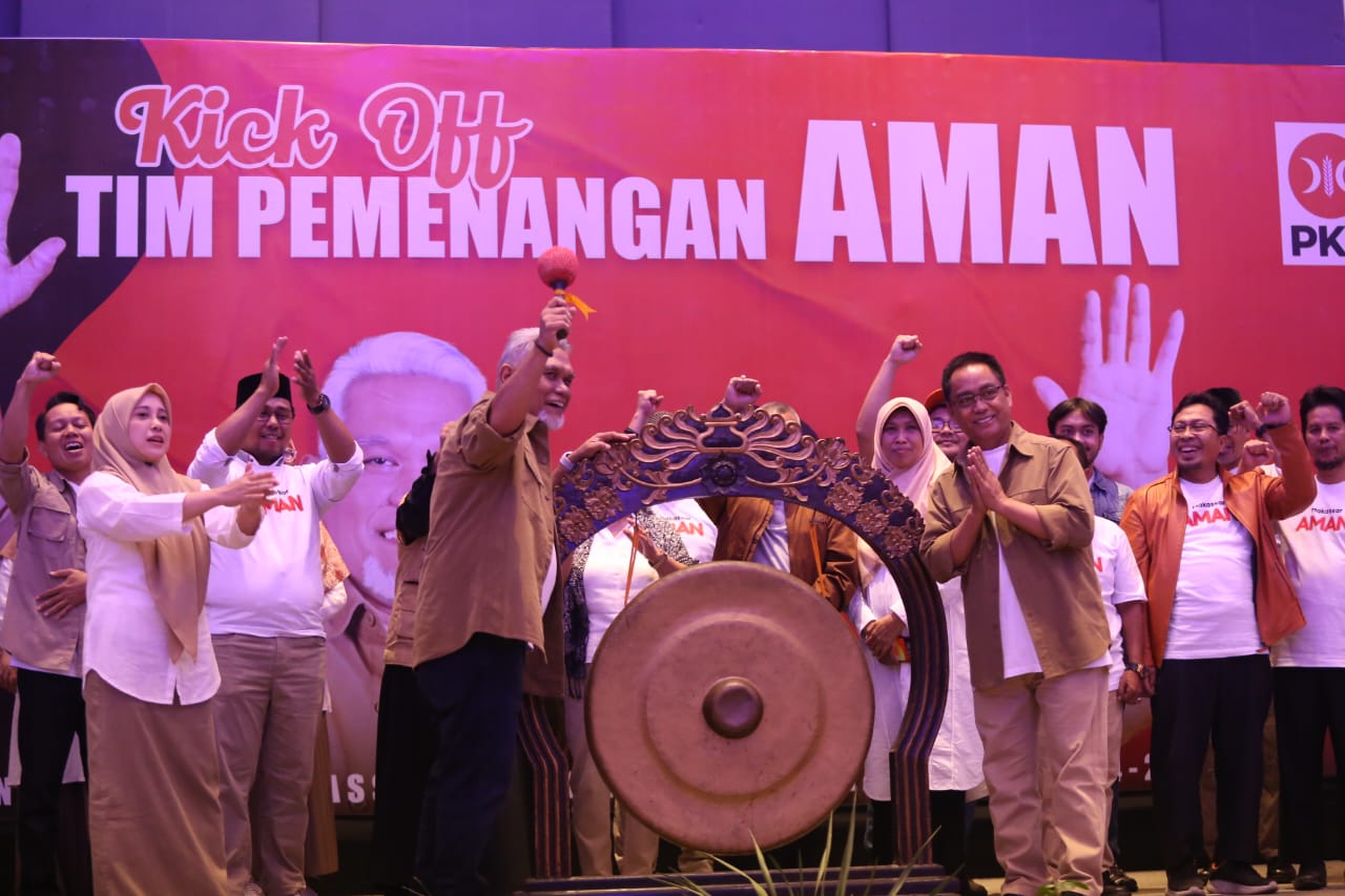 IST
PUKUL GONG--Bakal pasangan calon wali kota dan wakil wali kota Makassar, H. Muhammad Amri Arsyid - Dr H. Abdul Rahman Bando memukul gong pada acara Kick Off Tim Pemenangan Aman, di Hotel Four Point, Jalan Andi Djemma, Makassar, Kamis (5/9) malam.