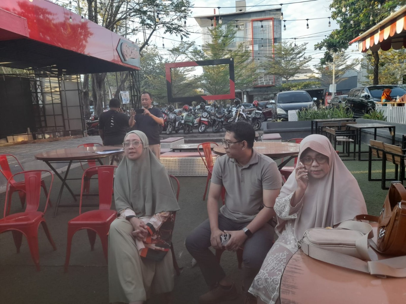 IST
PERKENALKAN JUBIR--Humas DPW PKS Sulsel Wahida Eka Putri memperkenalkan dua Jubir pasangan Aman untuk Pilwali Makassar
