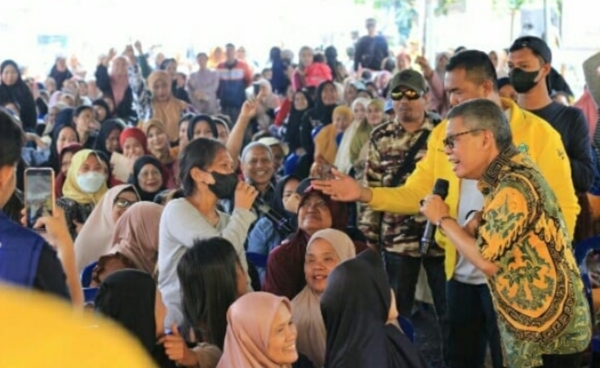 IST
MENDAMPINGI--Ketua Golkar Sulsel Taufan Pawe baju batik kuning mendampingi Erat Bersalam (kanan), sementara Tasming Hamid dan Hermanto masing-masing baju hitam tersenyum mengapit warga 
