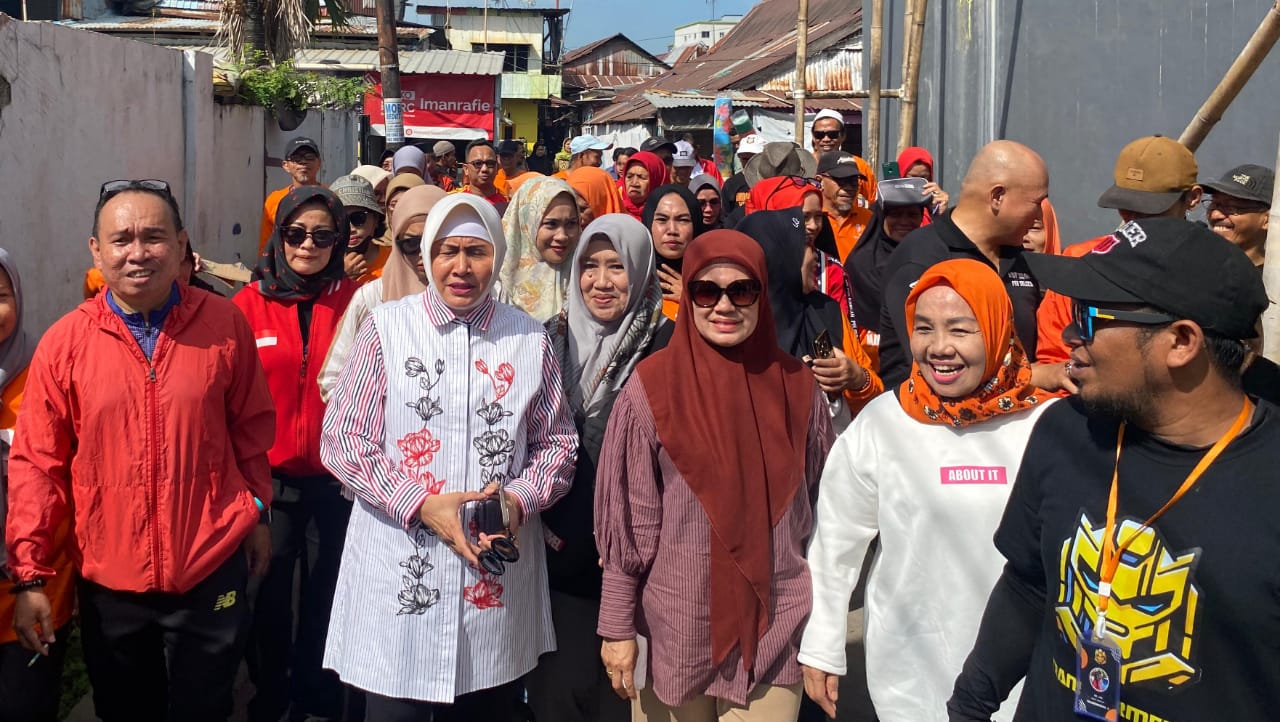IST
SILATURAHMI--Bakal calon wali kota Makassar, Indira Yusuf Ismail bersama ketua DPC PDIP Makassar, A. Suhada Sappaile, BP Pemilu Raisuljaiz, Pengurus PAC Rappocini, dan Relawan Ininnawa blusukan ke lorong sembari bersilaturahmi dengan warga kota daeng, Minggu (8/9). 
