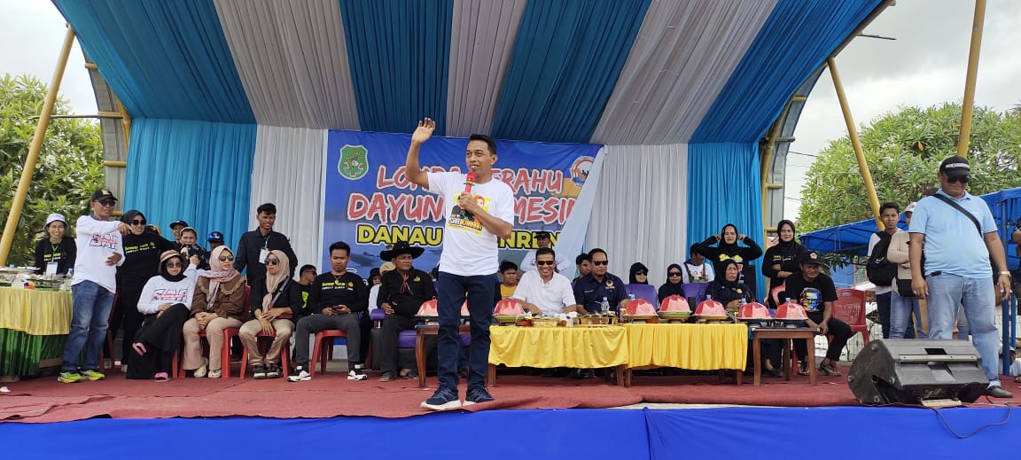 IST
HADIRI LOMBA--Bakal calon bupati  Sidrap H. Syahruddin Alrif menghadiri lomba perahu dayung dan mesin di Danau Sidenreng dengan mengangkat tema 'Merajut Silahturahim Dalam Bingkai Perlombaan' di Desa Mojong, Kecamatan Wattang Sidenreng, Sabtu hingga Minggu (8/9)
