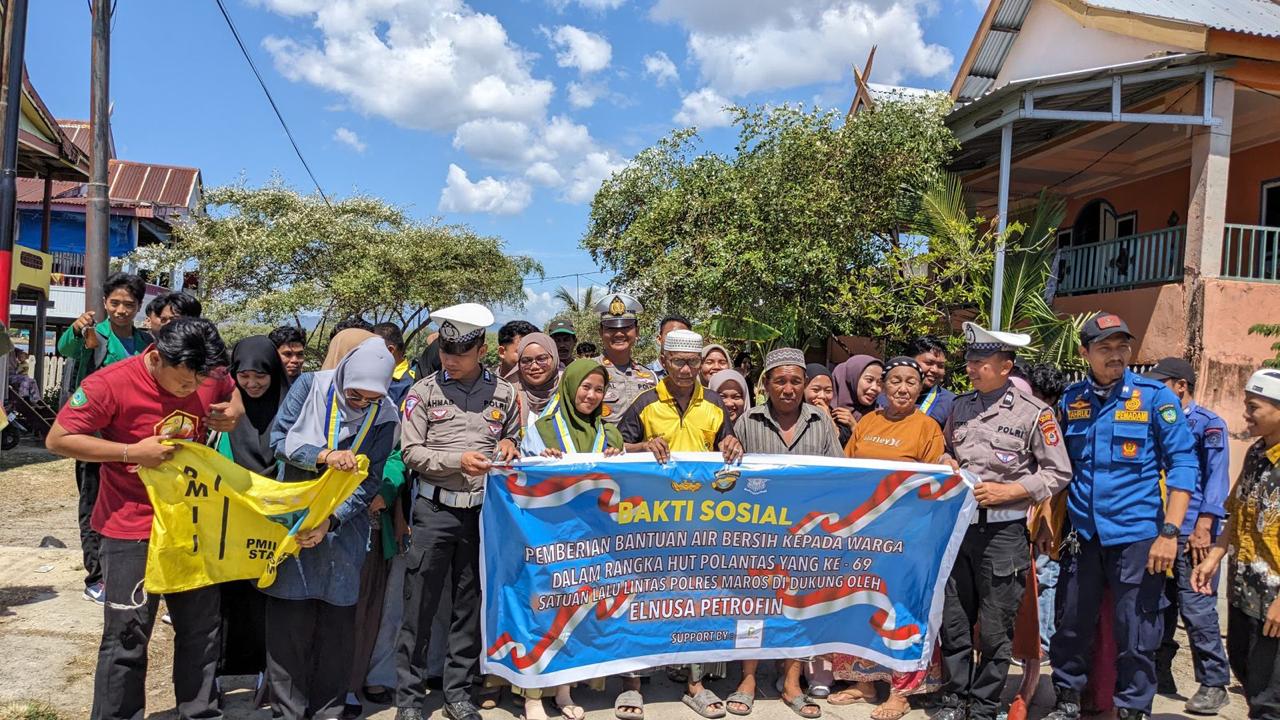 AIR BERSIH -- Personel Satlantas Polres Maros, mahasiswa yang tergabung dalam PMII Komisariat STAI DDI Maros, dan warga foto bersama dengan warga di sela penyaluran bantuan air bersih.
