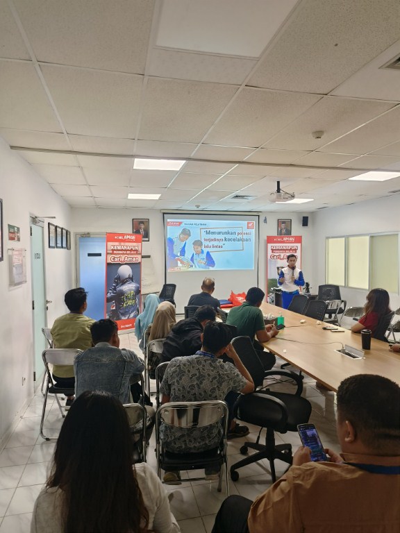 ANTUSIAS -- Karyawan PT Nippon Indosari Corporindo Tbk tampak begitu antusias mengikuti edukasi safety riding yang dibawakan tim Instruktur Safety Riding Astra Motor Sulawesi Selatan.
