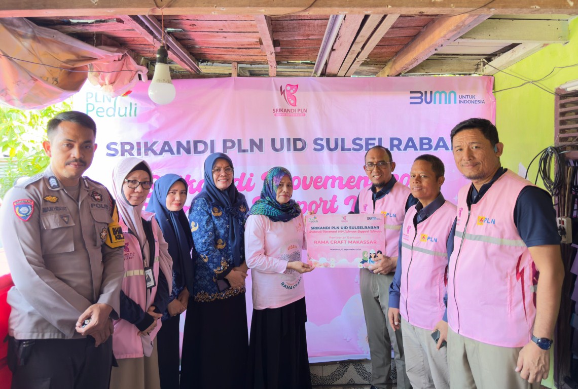 BANTUAN -- Penyerahan bantuan secara simbolis kepada Rama Craft oleh General Manager PLN UID Sulselrabar, Budiono.
