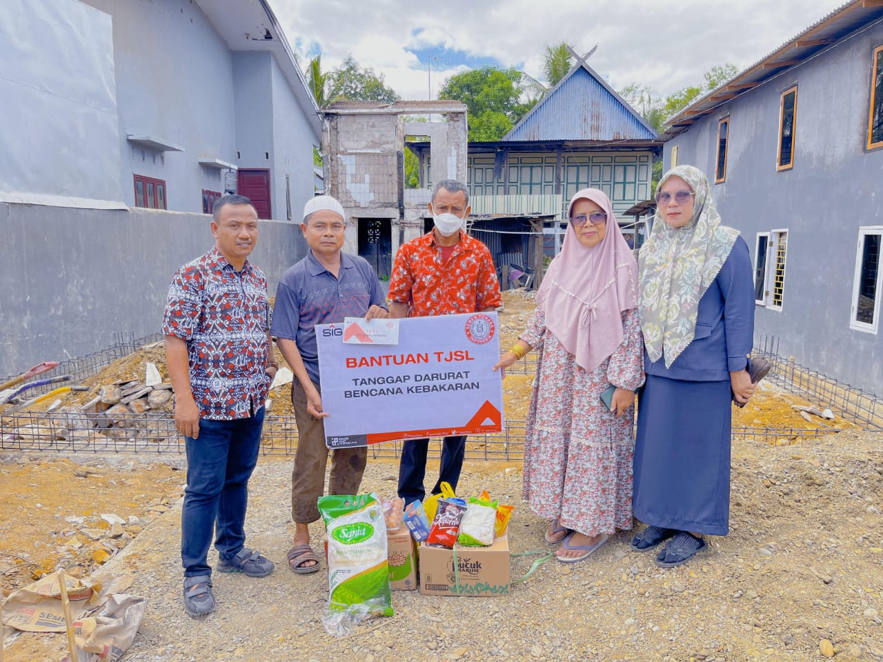 BANTUAN -- Staf TJSL PT Semen Tonasa, H Akmal mewakili manajemen PT Semen Tonasa menyerahkan bantuan tanggap darurat kepada dua keluarga yang menjadi korban kebakaran di Desa Batara dan Kelurahan Talaka.