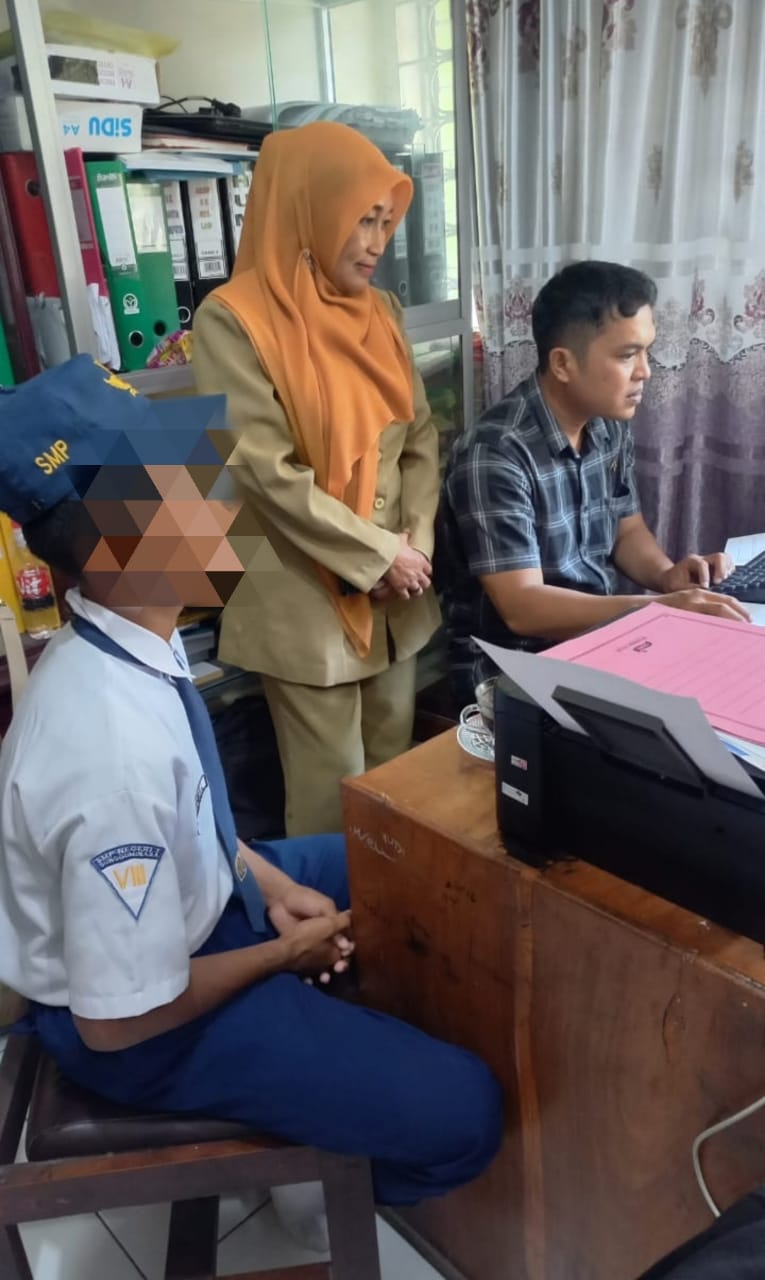 IST
BAP -- Tim penyidik dari Unit PPA Polres Gowa dan tim DPPPA Gowa bersama Kepala SMPN 3 Romang Polong di sela pelaksanaan BAP untuk kasus kekerasan di SMPN 3 Romang Polong. 
