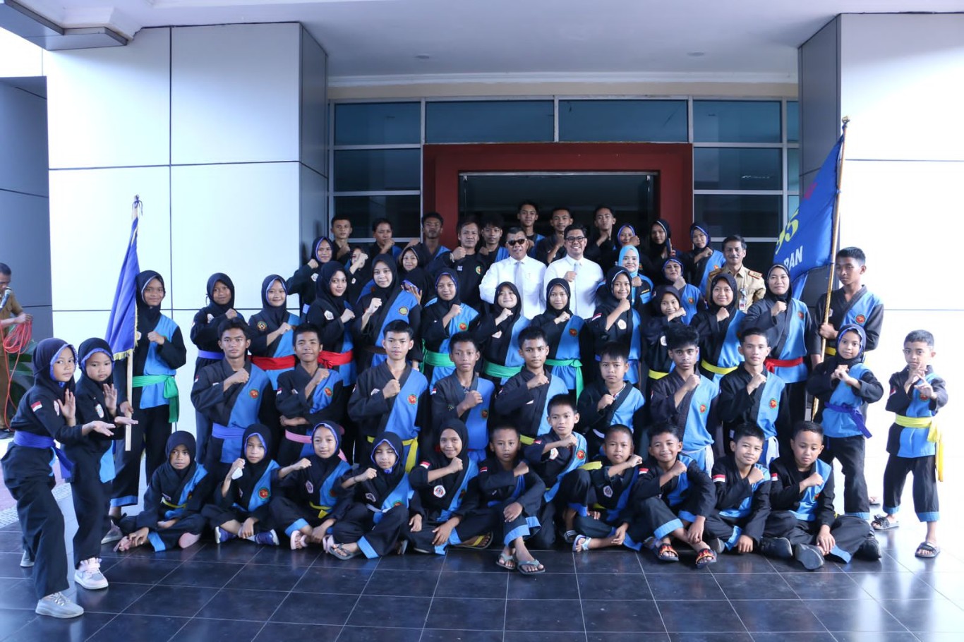KEJURNAS -- Bupati Bulukumba Andi Muchtar Ali Yusuf melepas kontingen perguruan Pencak Silat Jejak Agung yang mewakili Bulukumba pada Kejurnas Pencak Silat Hasanuddin Championship I di Kota Makassar, Senin (23/9).
