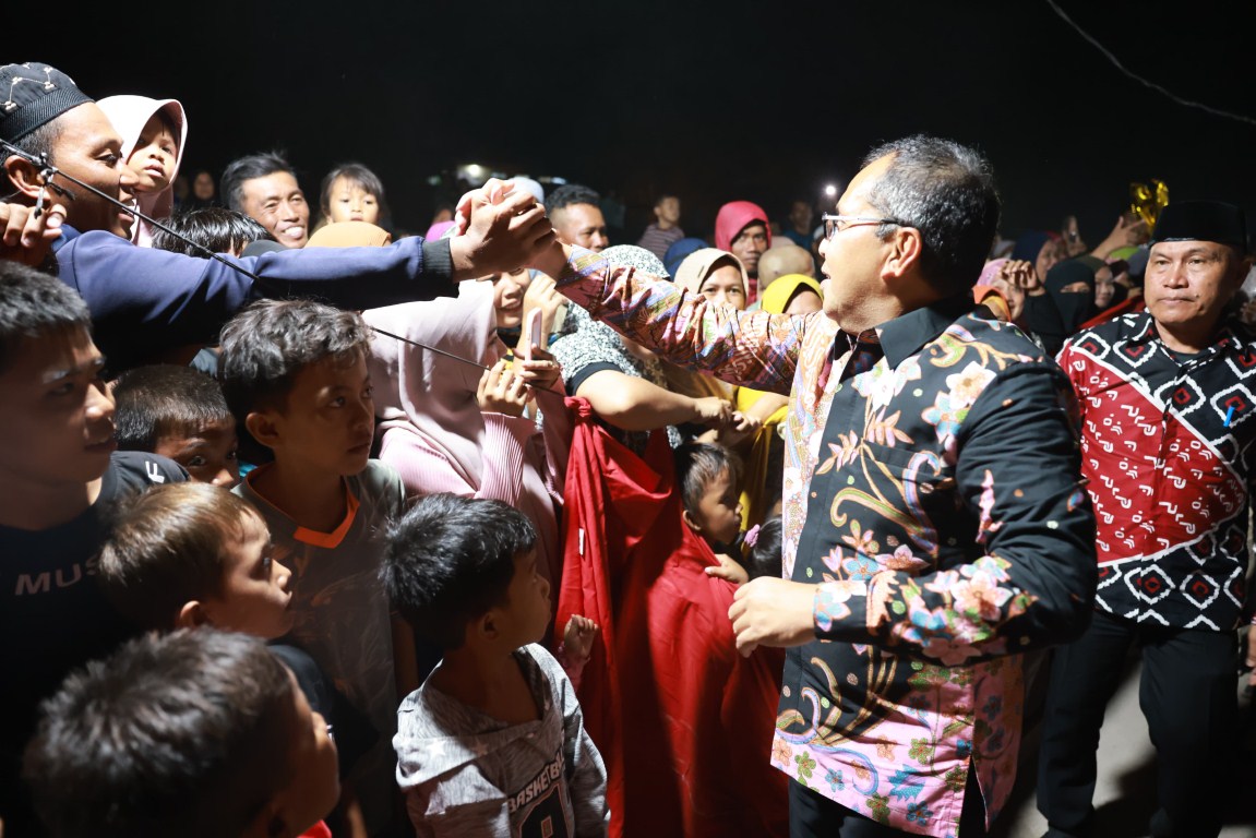 ist SANGKARRANG--Wali Kota Makassar Moh Ramdhan Pomanto menyerap banyak aspirasi warga pulau Kecamatan Sangkarrang pada malam Pesta Rakyat HUT RI di Pulau Kodingareng, akhir pekan lalu.