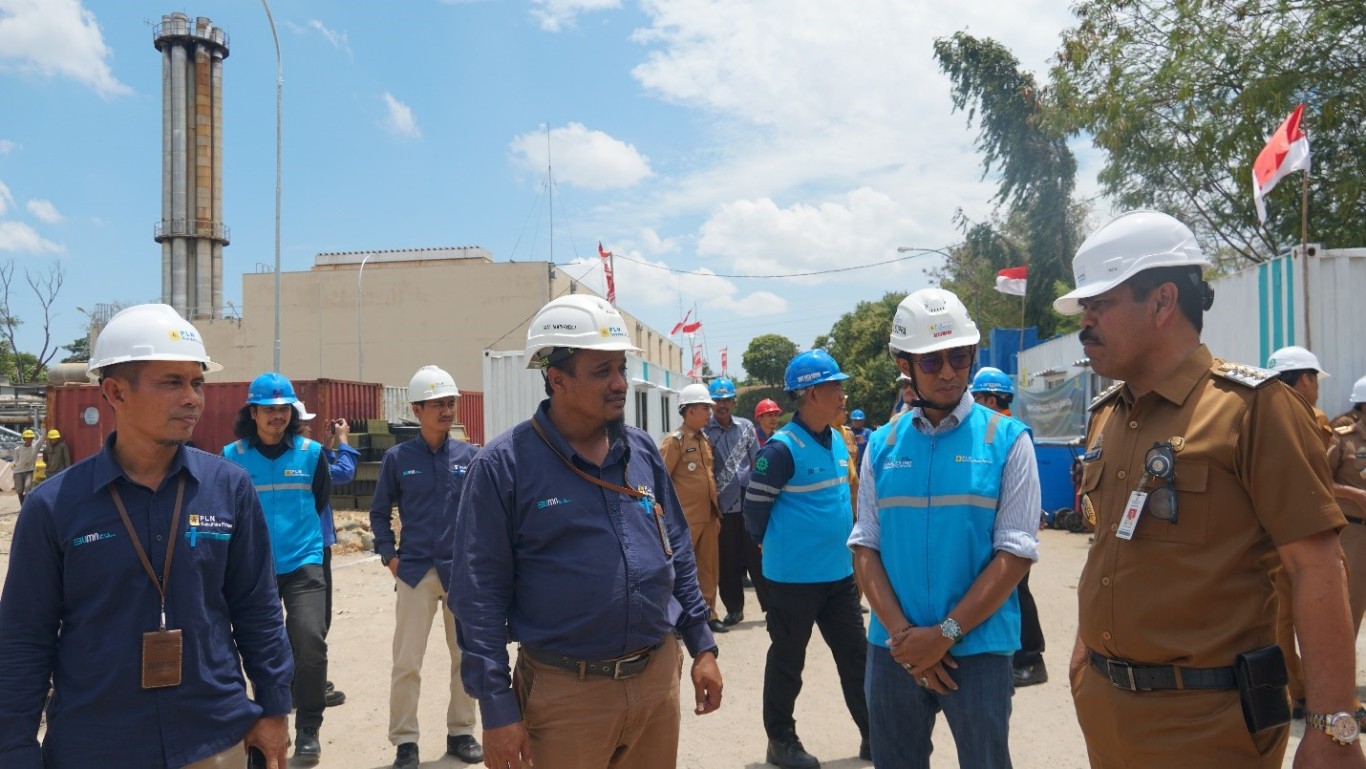 DIALOG -- Manager PLN Nusantara Power Unit Pembangkitan Bakaru, Yan Suprayogi (dua dari kiri) dan Manager Unit Layanan PLTD Suppa, Achmad Rizal Priyanto sedang berdialog dengan Pj Bupati Pinrang H Ahmadi Akil.
