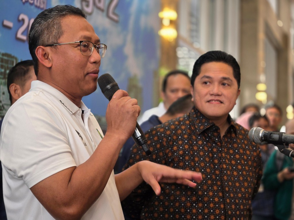 DUKUNGAN -- Direktur Utama PT Pegadaian, Damar Latri Setiawan saat mendampingi Menteri BUMN yang Ketua Umum PSSI, Erick Thohir sedang menjelaskan mengenai dukungan Pegadaian terhadap perhelatan Liga 2.