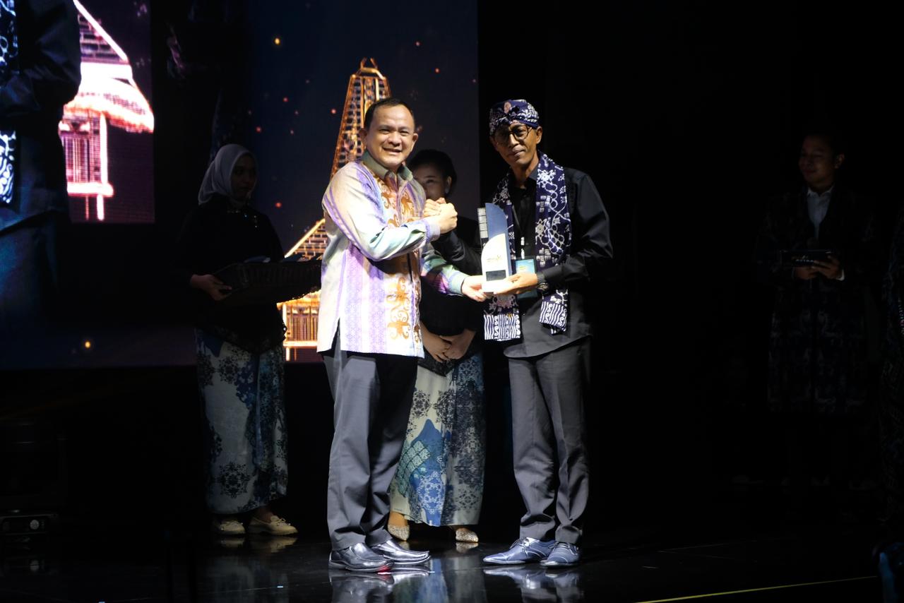 FESTIVAL ASTRA -- Chief of Corporate Affairs Astra Riza Deliansyah (kiri) saat memberikan apresiasi Anugerah Festival Astra 2024 kepada perwakilan Desa Sejahtera Astra, Ketapanrame, Mojokerto, Jawa Timur.