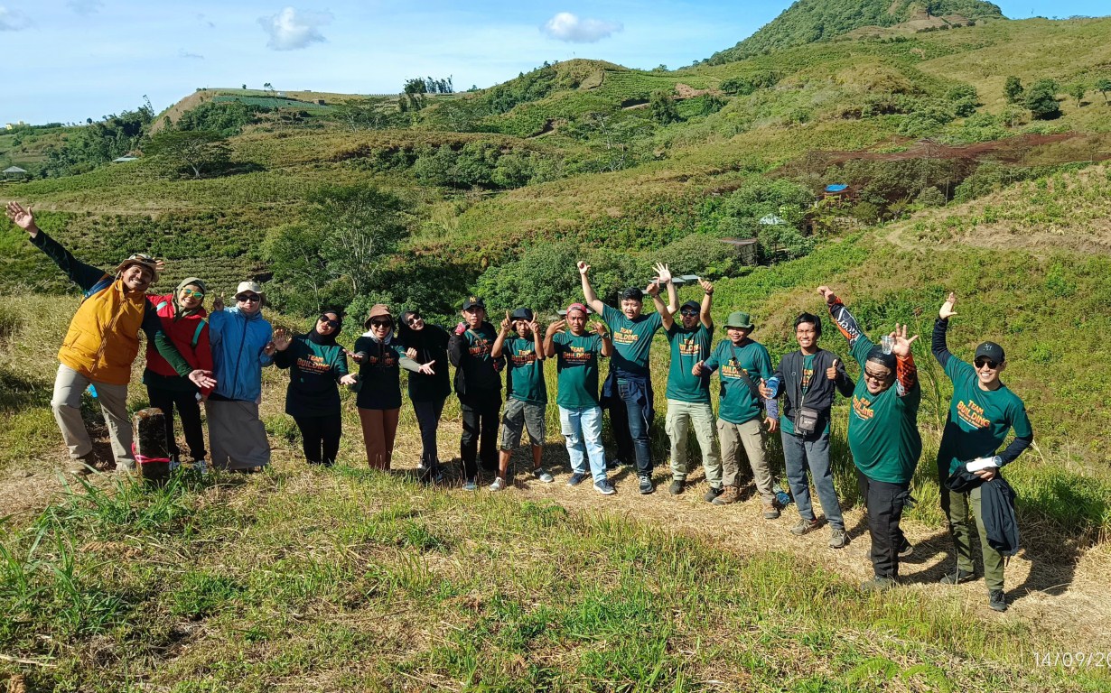 GATHERING -- Para karyawan Kalla Land & Property ketika menggelar Team Building di kawasan Malino Highlands.

