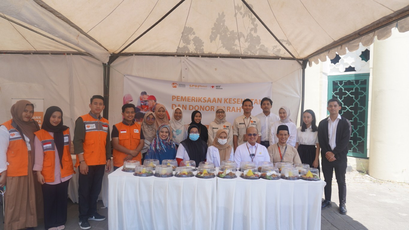 GRATIS -- Kepala Kantor KPW3 LPS, Fuad Zaen (duduk dua dari kanan) bersama staf dan tim medis saat menggelar pemeriksaan kesehatan dan donor darah secara gratis dalam rangka memperingati HUT ke-19 LPS.