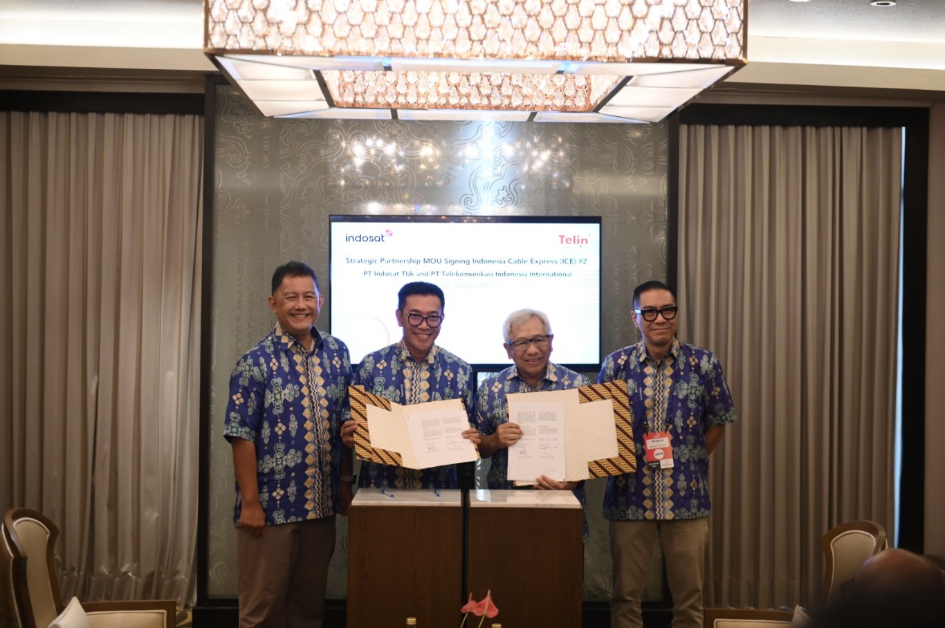 ICE SYSTEM 2 -- Direktur Wholesale & International Service Telkom, Bogi Witjaksono (kiri), Direktur Utama Telin, Budi Satria Dharma Purba (dua dari kiri), Director & Chief Business Officer Indosat Ooredoo Hutchison, Muhammad Buldansyah (dua dari kanan), dan SVP Head of Wholesale and Carrier Account Indosat, Nicholas Soo (kanan) pada penandatanganan pengembangan ICE System 2 antara PT Telekomunikasi Indonesia International (Telin) dan Indosat Ooredoo Hutchison (IOH).

