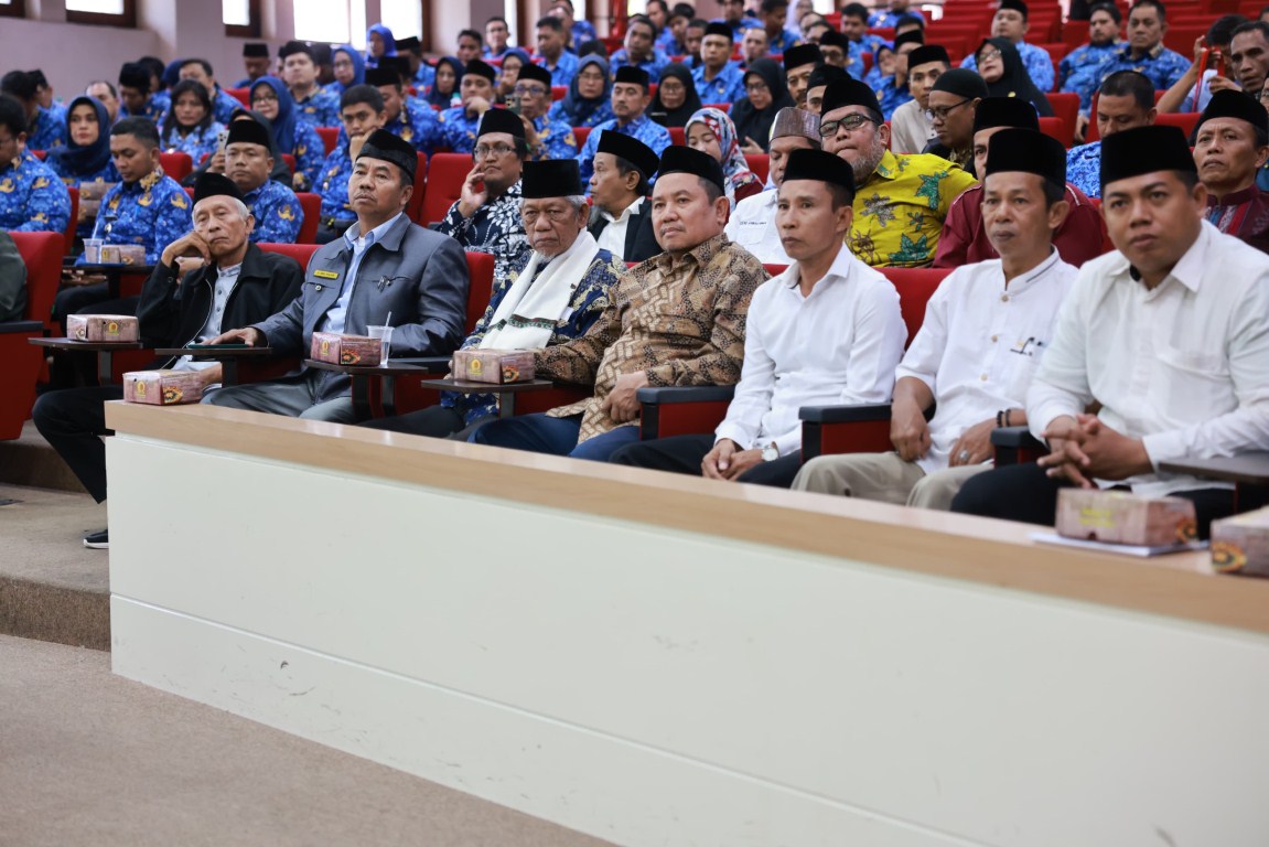 ist
SK--Sebanyak 50 imam kelurahan menerima SK penetapan dari Wali Kota Makassar, Moh Ramdhan Pomanto, Selasa (17/9).Imam kelurahan yang mengantongi SK adalah mereka dinyatakan lolos tahapan seleksi.
