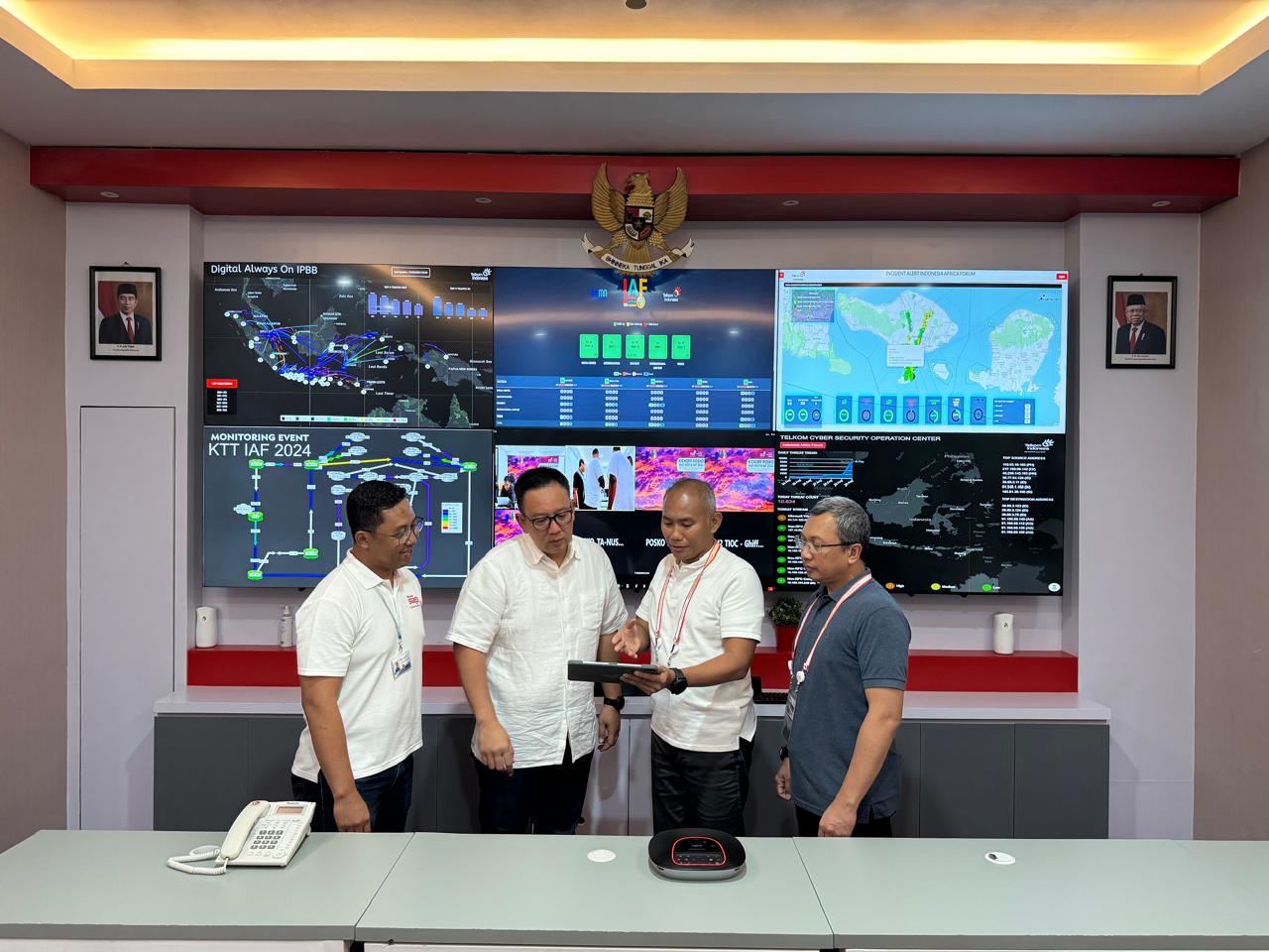 LAYANAN DAN INFRASTRUKTUR -- SVP Corporate Communication & Investor Relation Telkom Ahmad Reza (kedua dari kiri), EVP Teritorry III Telkom Infrastruktur Indonesia (TIF), Gaeanri Situmorang (kedua dari kanan), GM Witel Bali, Ismono Adi Jatmiko (paling kanan) saat meninjau kesiapan layanan & infrastruktur telekomunikasi yang andal dan prima untuk mendukung gelaran High Level Forum on Multi Stakeholder Partnership & Indonesia Africa Forum 2024 di Posko TelkomGroup STO Nusa Dua, Bali, Sabtu (31/8).