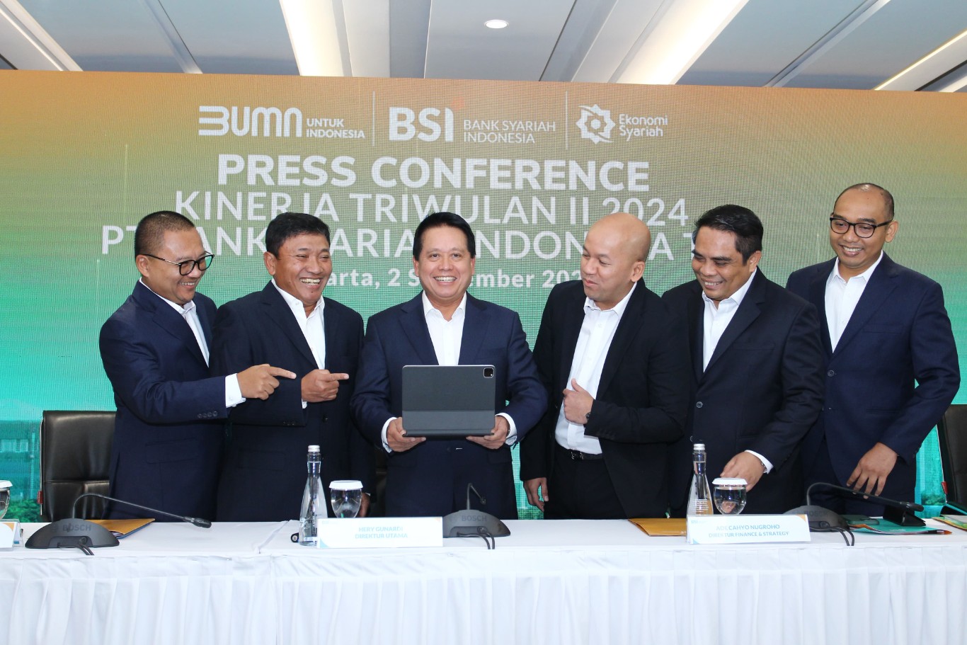 KINERJA -- Kiri ke kanan: Direktur Information Technology, Saladin D. Effendi, Wakil Direktur Utama, Bob T. Ananta, Direktur Finance & Strategy, Ade Cahyo Nugroho, Direktur Sales & Distribution, Anton Sukarna, serta Direktur Risk Management Grandhis H Harumansyah (paling kanan), pada acara press conference Kinerja Triwulan II 2024 PT BSI.