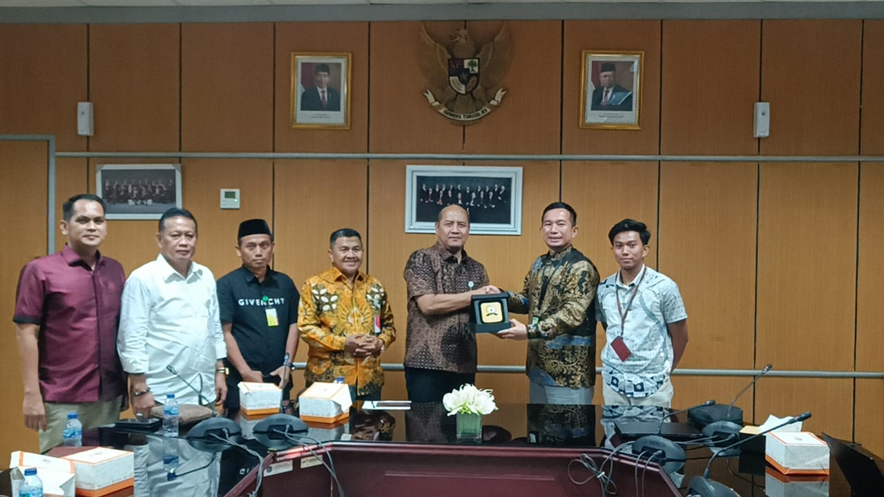 CINDERAMATA -- Rombongan dari Komisi I, II, dan III DPRD Provinsi Sulawesi Barat menyerahkan cinderamata kepada Regional Manager Retail Sales PT Pertamina MOR VII, I Gusti B Suteja.