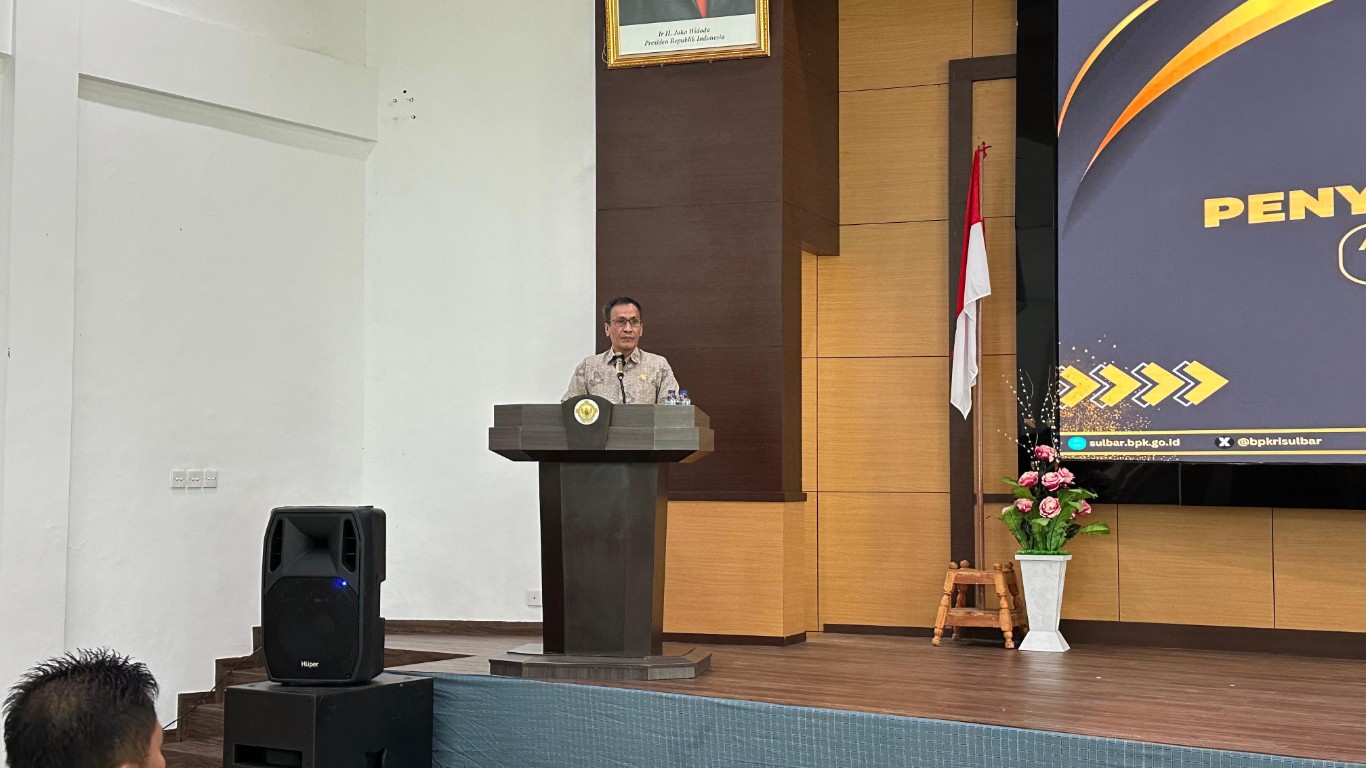 SAMBUTAN -- Wakil Ketua Komisi I DPRD Provinsi Sulawesi Barat, Usman Suhuriah sedang menyampaikan sambutan.