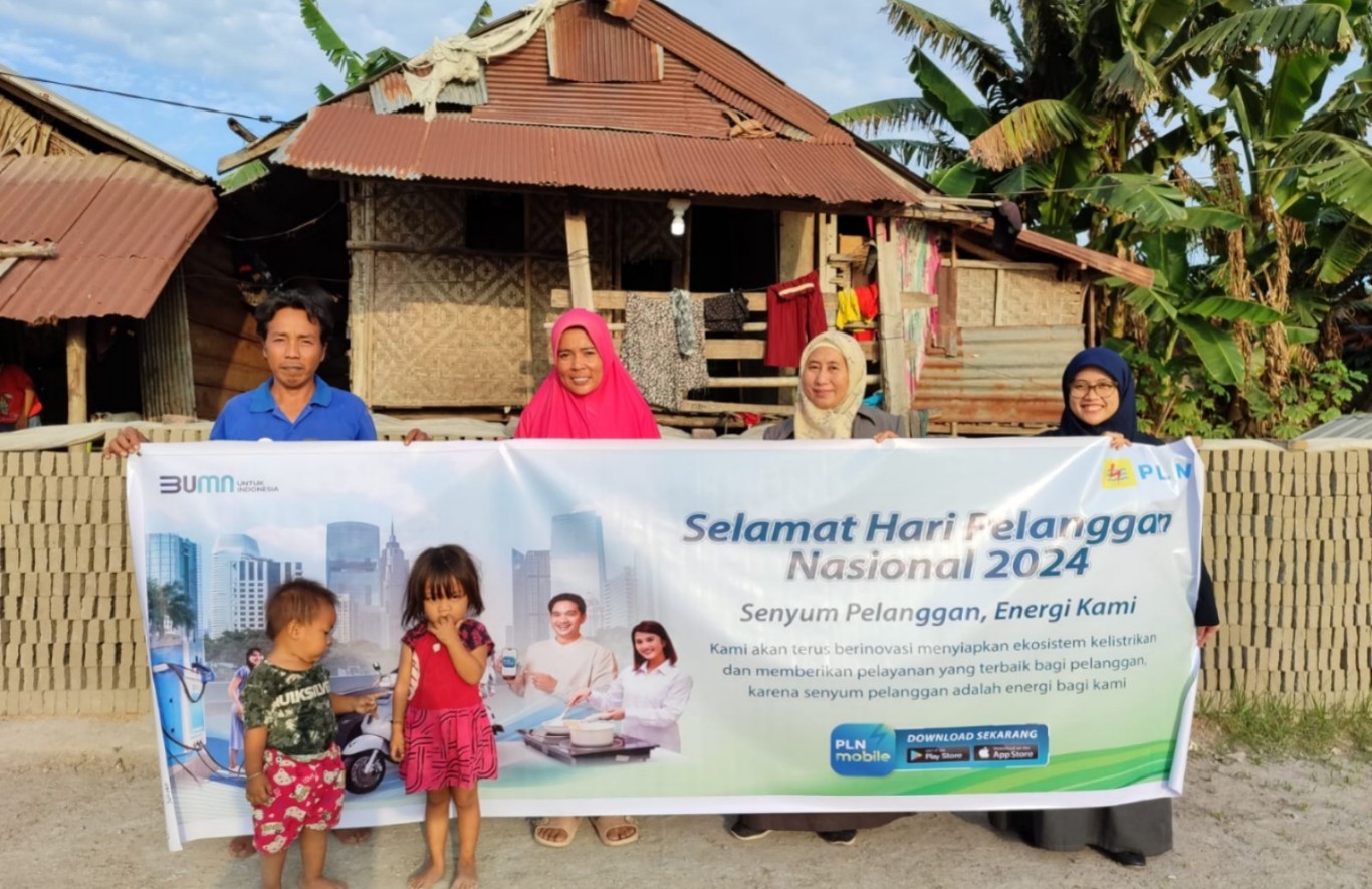 BAHAGIA -- Rona bahagia terpancar dsri wajah Rika Rahayana (dua dari kiri) bersama suami dan anak-anaknya, salah satu penerima manfaat program Light Up The Dream di Kabupaten Sidrap, saat listrik di rumahnya dinyalakan manajemen PLN Unit Layanan Pelanggan Sidrap, Rabu (4/9). 