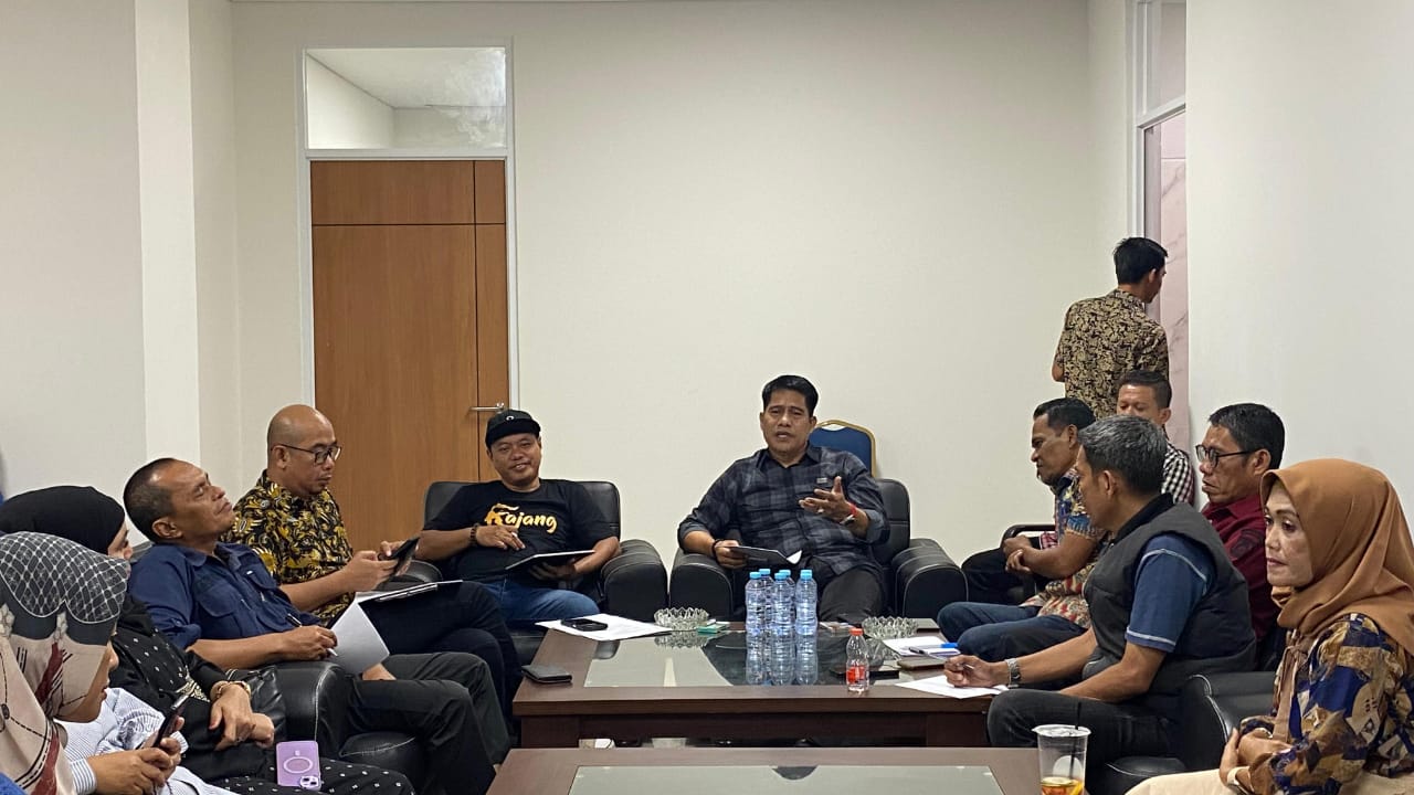 RAPAT PEMANTAPAN -- Sekretaris Dewan Sulawesi Barat, Muhammad Hasbi saat memimpin rapat pemantapan kegiatan soft launching gedung DPRD Provinsi Sulawesi Barat. Rapat dihadiri seluruh jajaran pimpinan dam staf DPRD Sulawesi Barat.