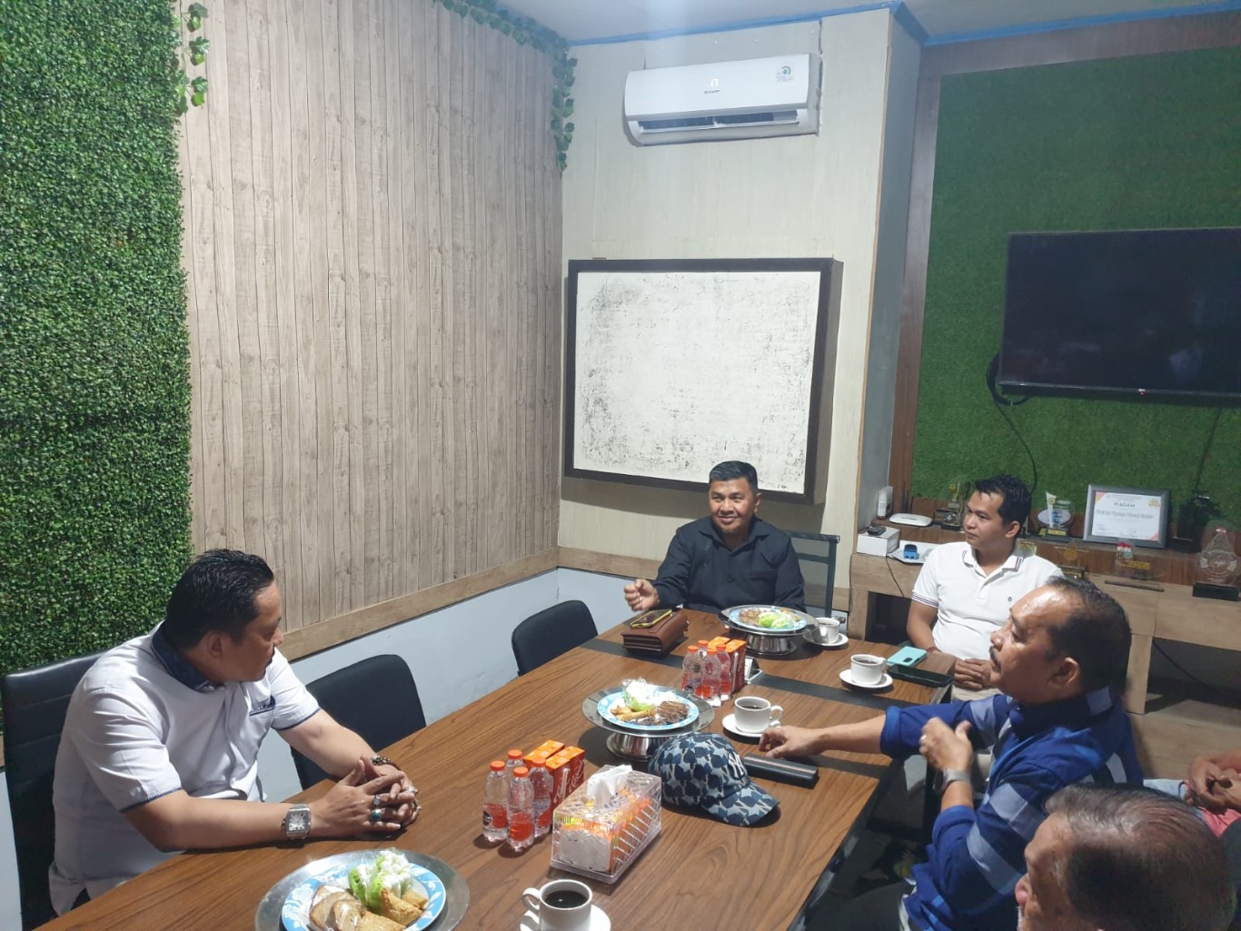 PIMPIN -- Anggota DPRD Provinsi Sulawesi Barat, Mulyadi Bintaha didampingi Direktur PDAM Wai Tipalayo, Muh Fadli M, saat memimpin pertemuan antara pihak DPRD Sulawesi Barat dengan PDAM Wai Tipalayo.