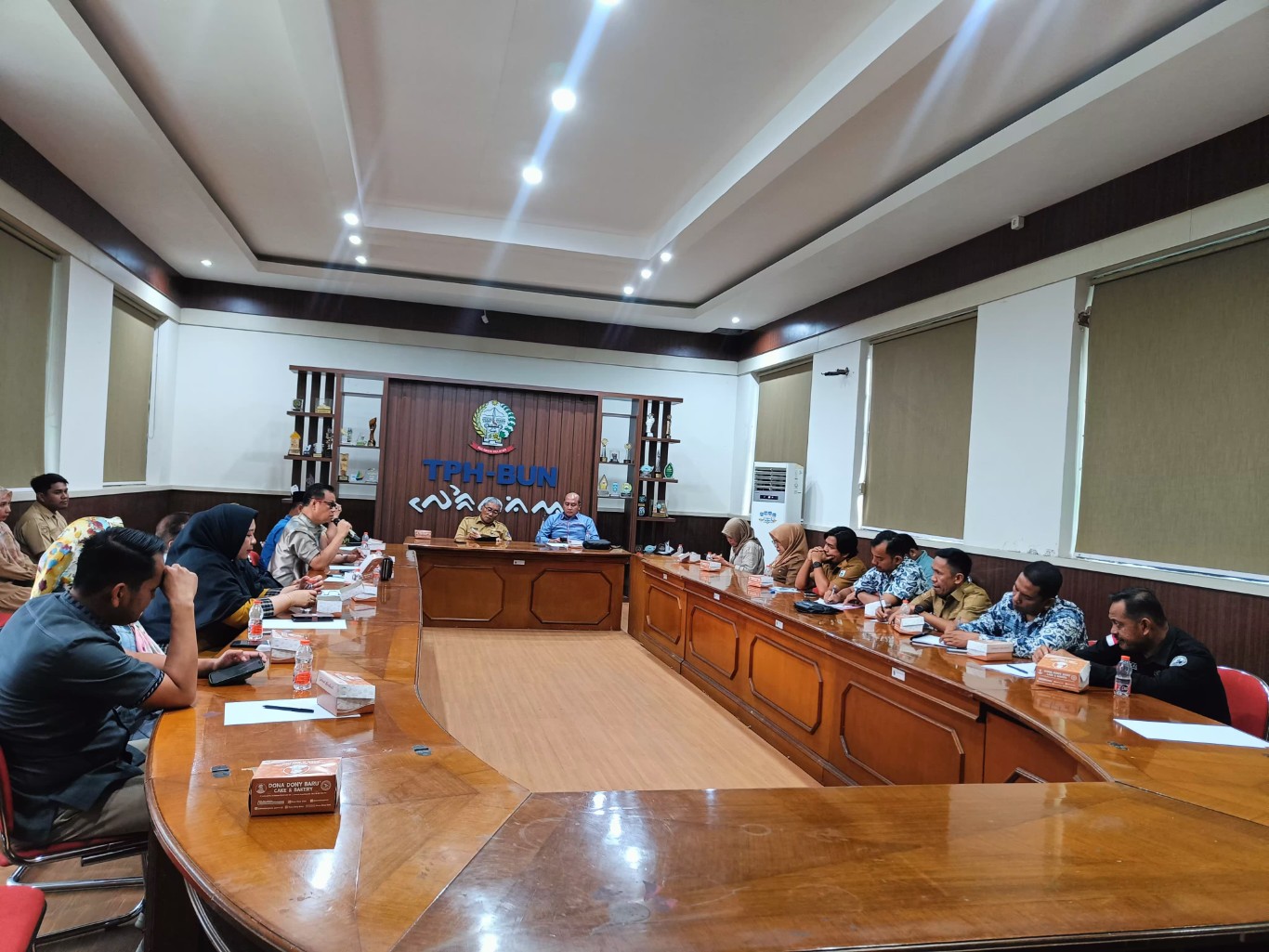 DIALOG -- Wakil Ketua Komisi II DPRD Sulawesi Barat, Firman Argo Waskito sedang berdialog dengan Kepala Dinas Tanaman Pangan, Hortikultura dan Perkebunan Provinsi Sulawesi Selatan, Imran. 
