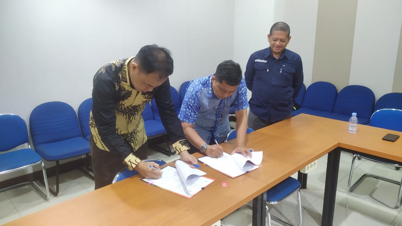 NASKAH AKADEMIK -- Sekretaris Dewan Perwakilan Rakyat Daerah Sulawesi Barat menandatangani kontrak kerja sama dengan LPPM Unhas dalam rangka penyusunan naskah akademik mengenai pengelolaan sumber daya kelautan dan perikanan di wilayah Sulawesi Barat. 
