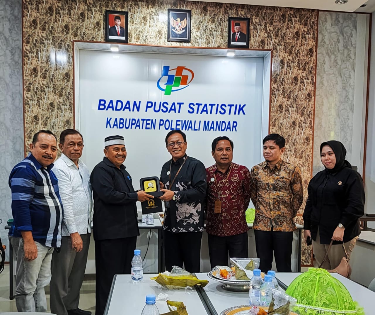 CINDERAMATA -- Ketua rombongan Komisi II DPRD Provinsi Sulawesi Barat, Mulyadi Bintaha menyerahkan cinderamata kepada Kepala BPS Kabupaten Polewali Mandar, Sarifuddin.