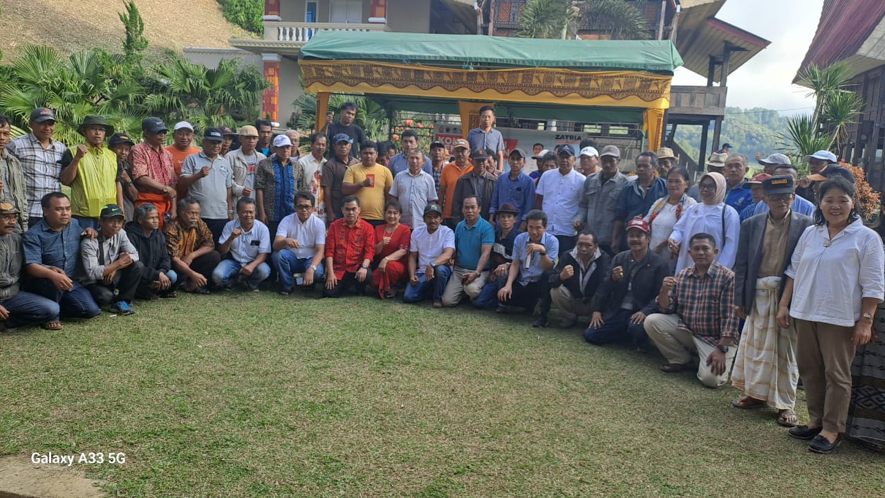 IST
RAPAT KONSOLIDASI--Tim pemenangan Zatria wilayah kecamatan Mengkendek-Gandasil menggelar rapat konsolidasi diTtongkonan Rantekalimbuang Hills, Mebali, Minggu (8/9).
