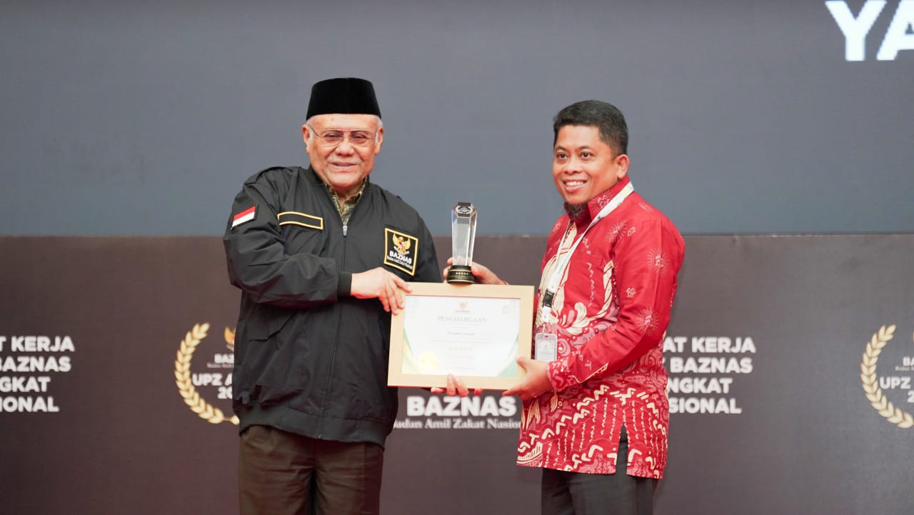 PENGHARGAAN -- Ketua UPZ BASNAS Semen Tonasa, Anis (kanan) ketika menerima penghargaan Predikat Bintang 5 pada UPZ Awards 2024 di Jakarta.