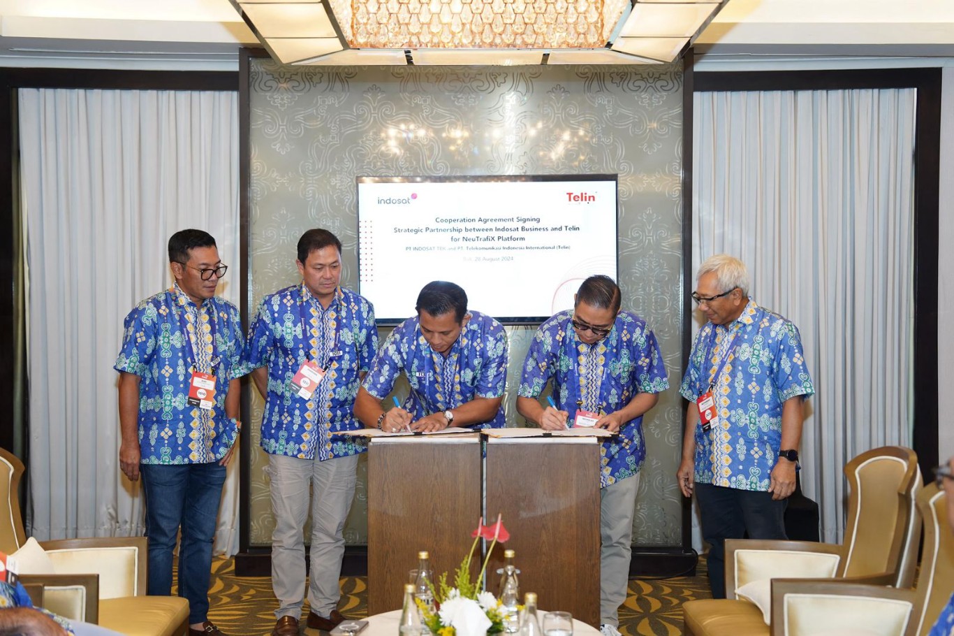KERJA SAMA -- Kiri ke kanan: CEO Telin, Budi Satria Dharma Purba, Chief Commercial Officer Telin, Kharisma, Chief Executive Officer Telin Hongkong, I Ketut Alit Atmaja, SVP Head of Wholesale and Carrier Account Indosat, Nicholas Soo, dan Director & Chief Business Officer Indosat Ooredoo Hutchison, Muhammad Buldansyah saat penandatanganan perjanjian kerja sama untuk memperkuat lanskap konektivitas digital melalui platform NeuTrafiX.