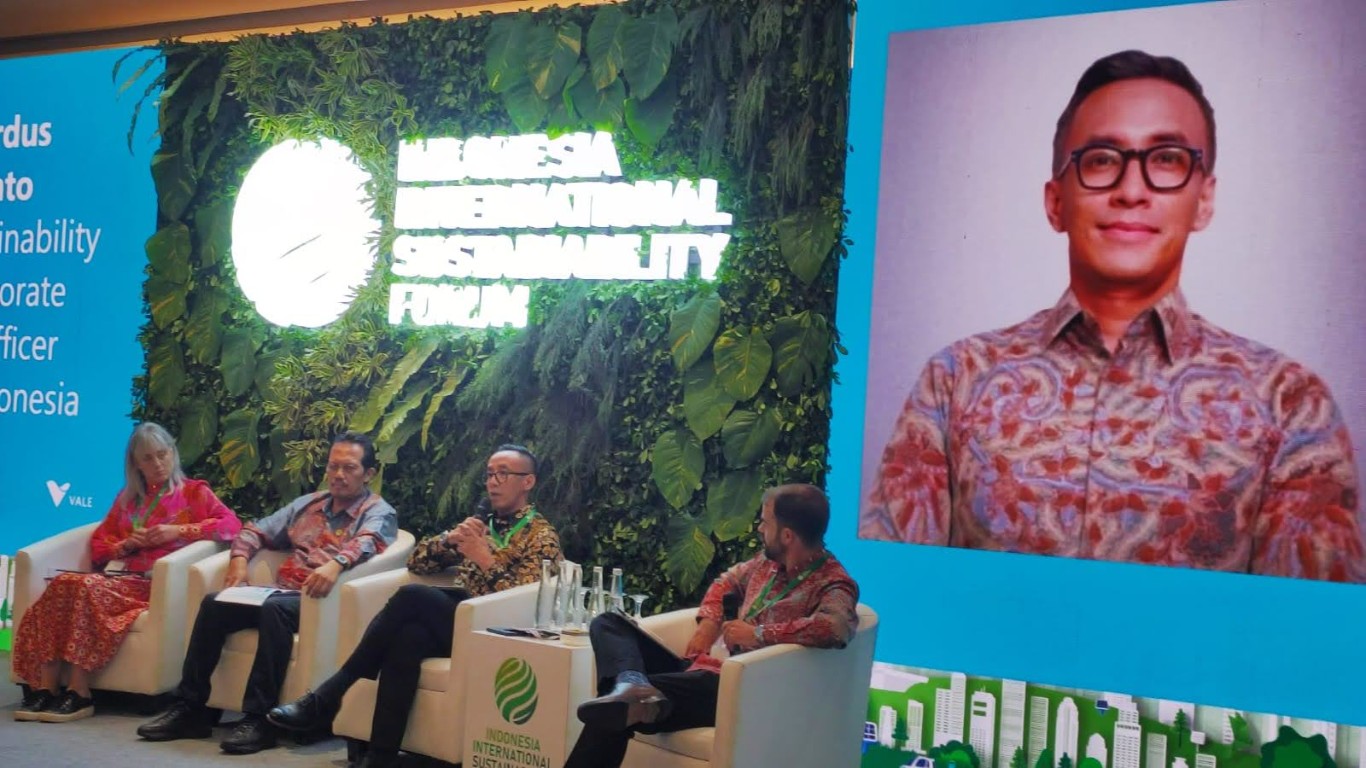 ENERGI HIJAU -- Direktur dan Chief of Sustainability and Corporate Affairs Officer PT Vale, Bernardus Irmanto (dua dari kanan) sedang menjelaskan peran kunci PT Vale Indonesia dalam energi hijau dan ESG.