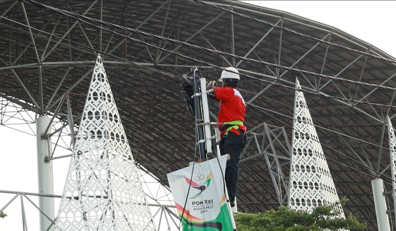 SIAPKAN INFRASTRUKTUR -- Petugas lapangan TelkomGroup menyiapkan infrastruktur telekomunikasi di salah satu lokasi pertandingan Pekan Olahraga Nasional (PON) XXI Aceh-Sumut 2024 di Banda Aceh beberapa waktu lalu.