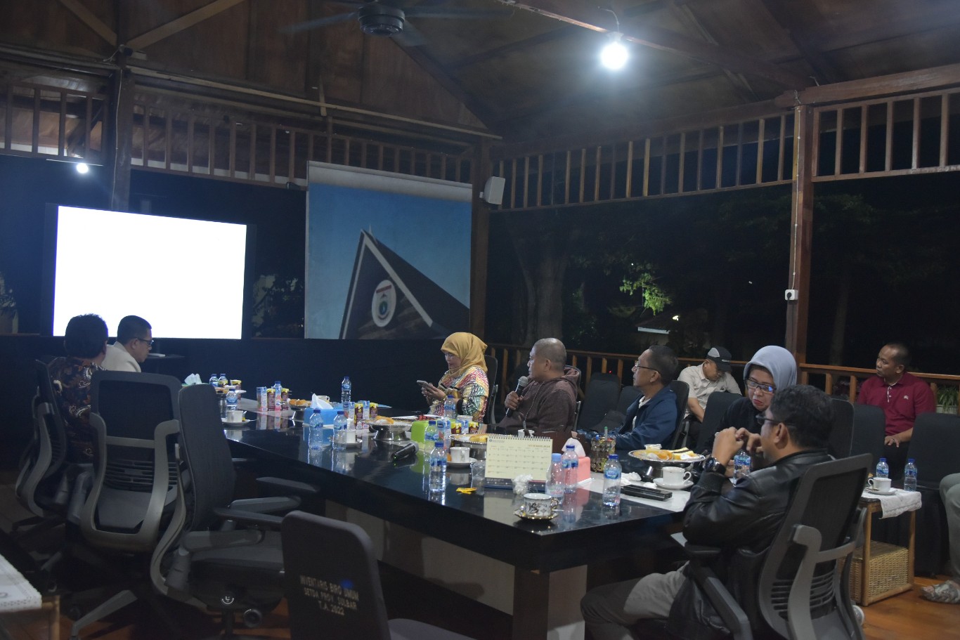 PERSIAPAN HUT -- Suasana rapat persiapan rangkaian kegiatan HUT ke-20 Provinsi Sulawesi Barat di Rujab Sekda yang turut dihadiri Kabag Persidangan mewakili Sekretaris Dewan.