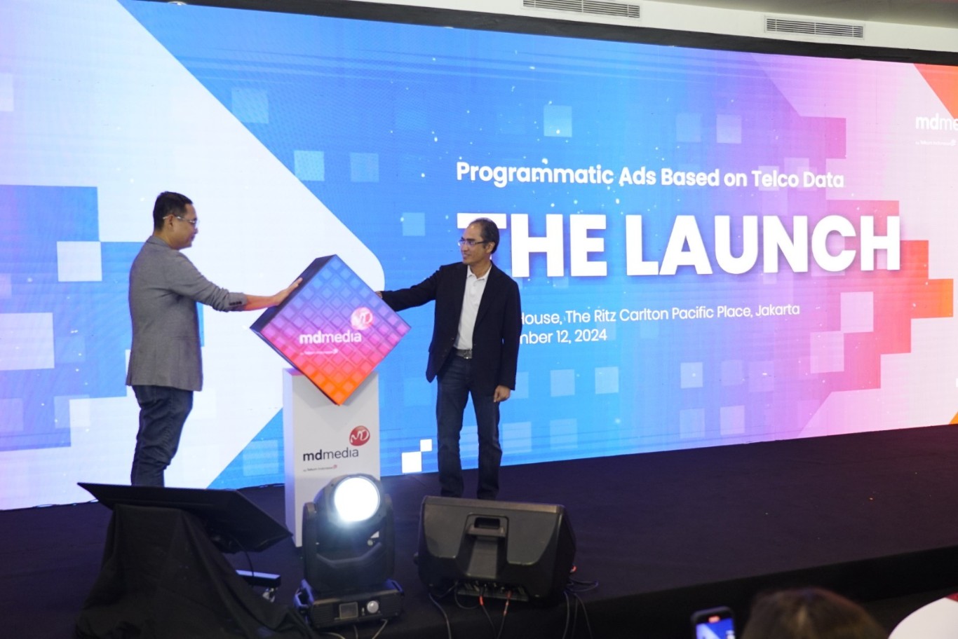 PELUNCURAN -- Direktur Utama MDMedia, Arif Prabowo (kanan) dan Direktur Group Business Development Telkom, Honesti Basyir, dalam acara peluncuran Programmatic Advertising berbasis Data Telco 'AdXelerate' di Glass House Ritz Carlton Pacific Place pada Kamis (12/9).