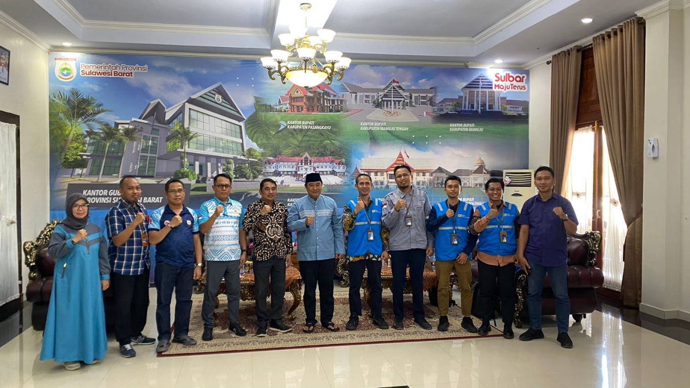 BAHAS TMC -- Assistant Manager Enjiniring PLN Nusantara Power Unit Pembangkitan Bakaru, Syamsur (tengah) didampingi tim manajemennya foto bersama Pj Gubernur Sulawesi Barat, Bahtiar Baharuddin bersama staf usai membahas rencana pelaksanaan TMC.