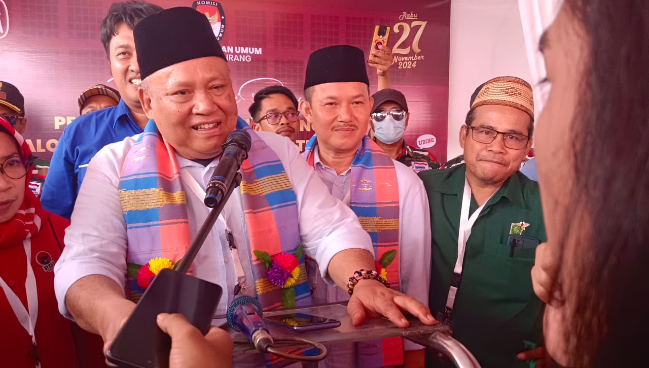 IST
DATANG MENDFTAR--Bakal calon bupati Pinrang Ahmad Jaya Baramuli disambut komisioner KPU ketika datang mendaftar 