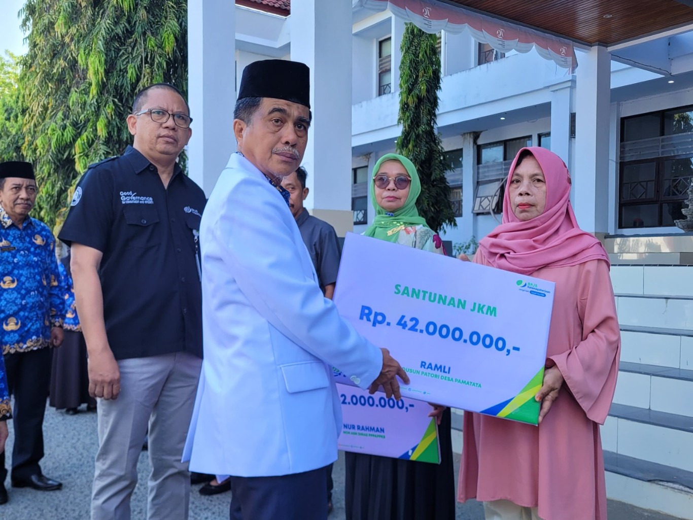 Wabup Selayar Serahkan Bantuan JKM ke Ahli.Waris