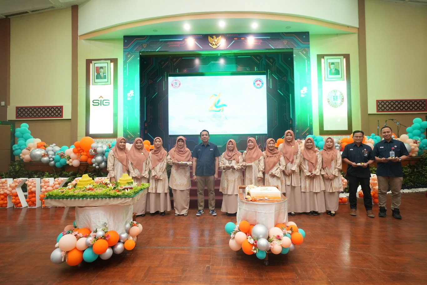 ULANG TAHUN -- Penasihat KIKST, Asruddin (tengah) didampingi GM Komunikasi dan LGRC Muh Akhdarisa GM Human Capital, Andi Chaeruddin foto bersama Pembina dan Pengurus KIKST pada puncak perayaan HUT ke-24 KIKST di Auditorium Kantor Pusat PT Semen Tonasa.