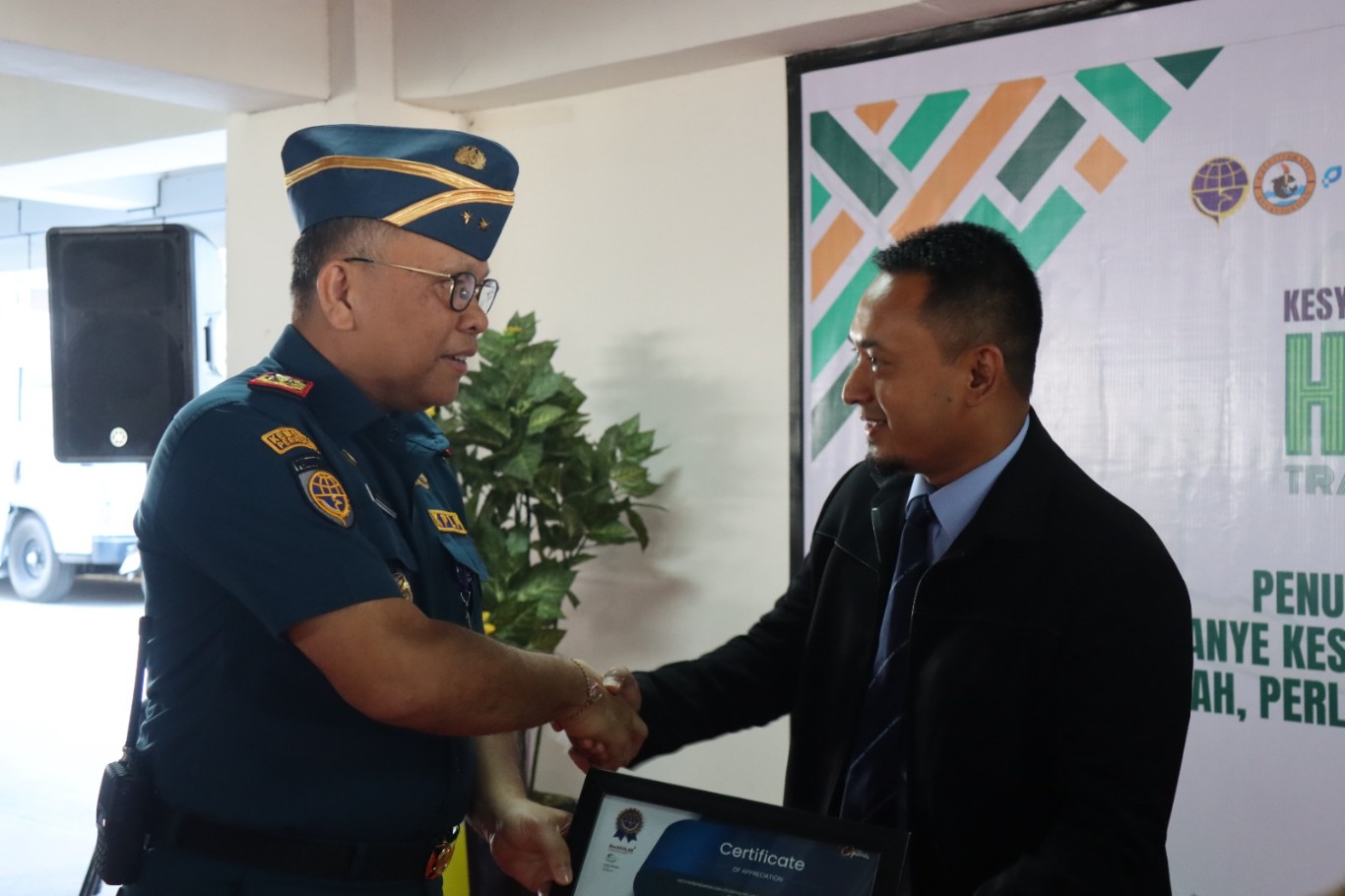 TERIMA PENGHARGAAN -- Kepala Kantor KSOP Utama Makassar, Capt Sahattua P. Simatupang menyerahkan penghargaan Pelayanan Prima Terbaik kategori Perusahaan Pelayaran kepada Manajer PT Dharma Lautan Utama Cabang Makassar, Budiono, SE pada rangkaian puncak acara Hari Perhubungan Nasional di kantor KSOP Utama Makassar, Kamis, 19 September 2024.