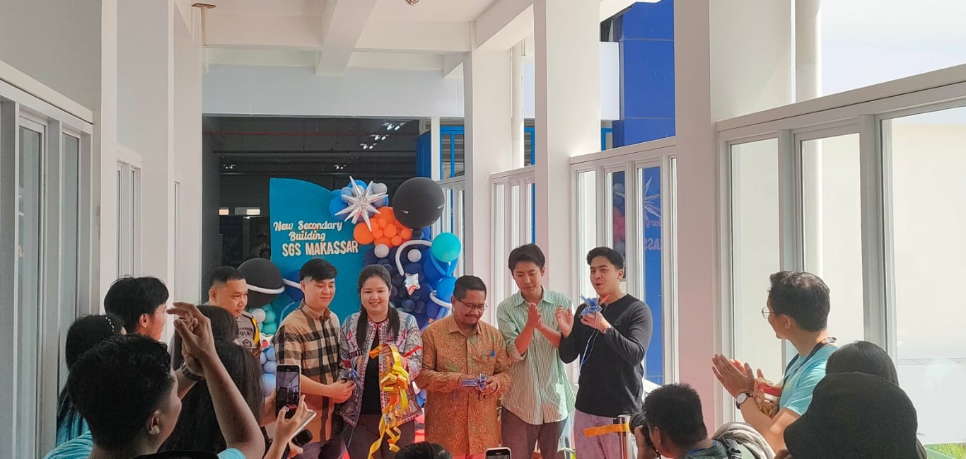 PERESMIAN -- Ketua Yayasan Stella Gracia School, Ingrid Mattualy (tiga dari kiri) didampingi Sekdis Pendidikan Kota Makassar, Aminuddin Tarawe (tiga dari kanan, Kapolsek Tamalate, serta dua konten kreator Jerome Polin dan Tomohiro Yamashita melakukan pengguntingan pita sebagai pertanda peresmian gedung baru sekolah tersebut, Sabtu (21/9).