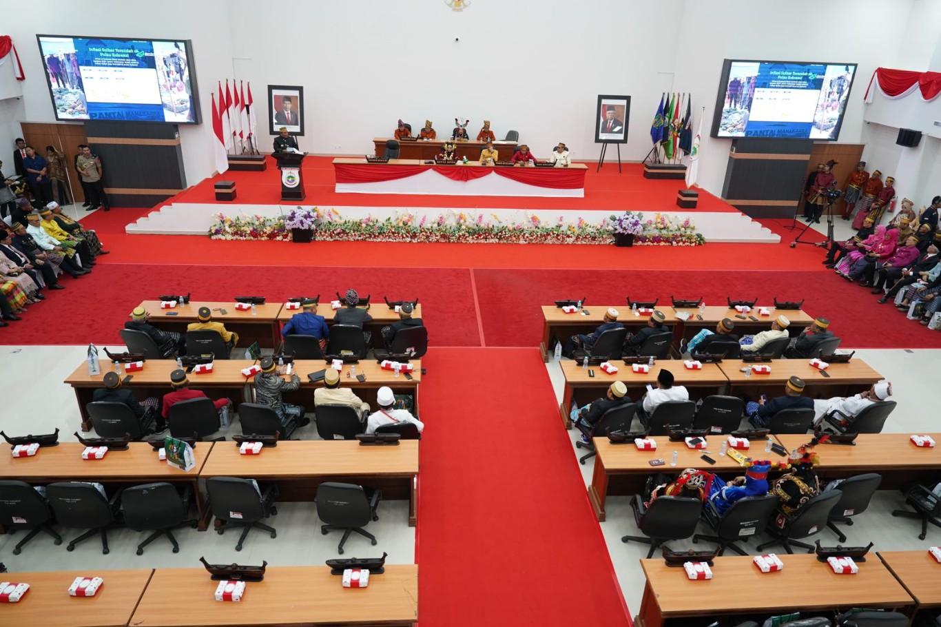PARIPURNA ISTIMEWA -- Suasana Rapat Paripurna Istimewa DPRD Sulawesi Barat dalam rangka peringatan HUT ke-20 Provinsi Sulawesi Barat yang dipimpin Ketua DPRD Sulawesi Barat, Dr Hj Sitti Suraidah Suhardi, Minggu (22/9).