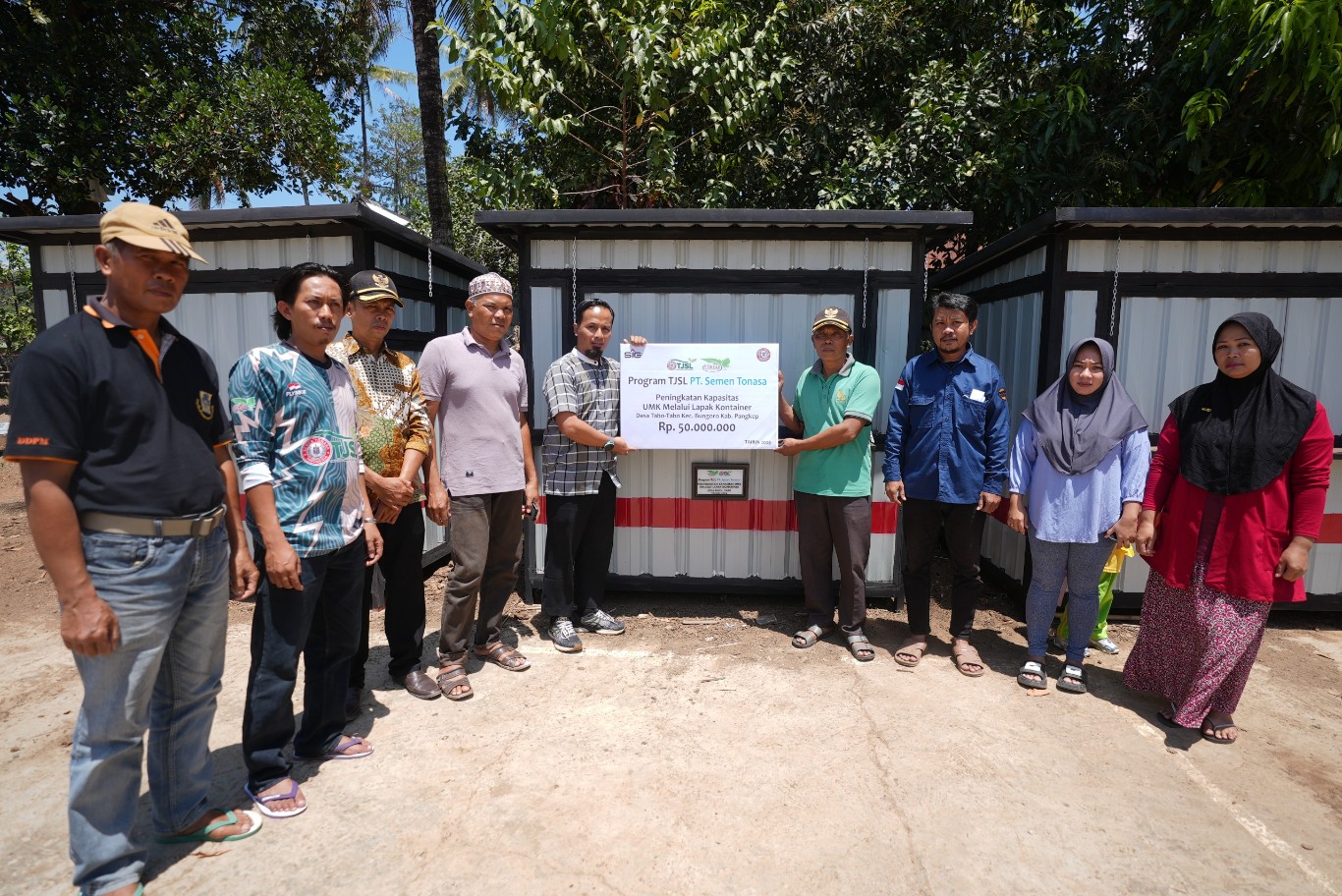 BANTUAN -- Senior Manager TJSL PT Semen Tonasa, Andita Sely Bestoro (kiri), menyerahkan bantuan kapasitas UMKM kepada masyarakat Desa Tabo-tabo, Kecamatan Bungoro, Kabupaten Pangkep.