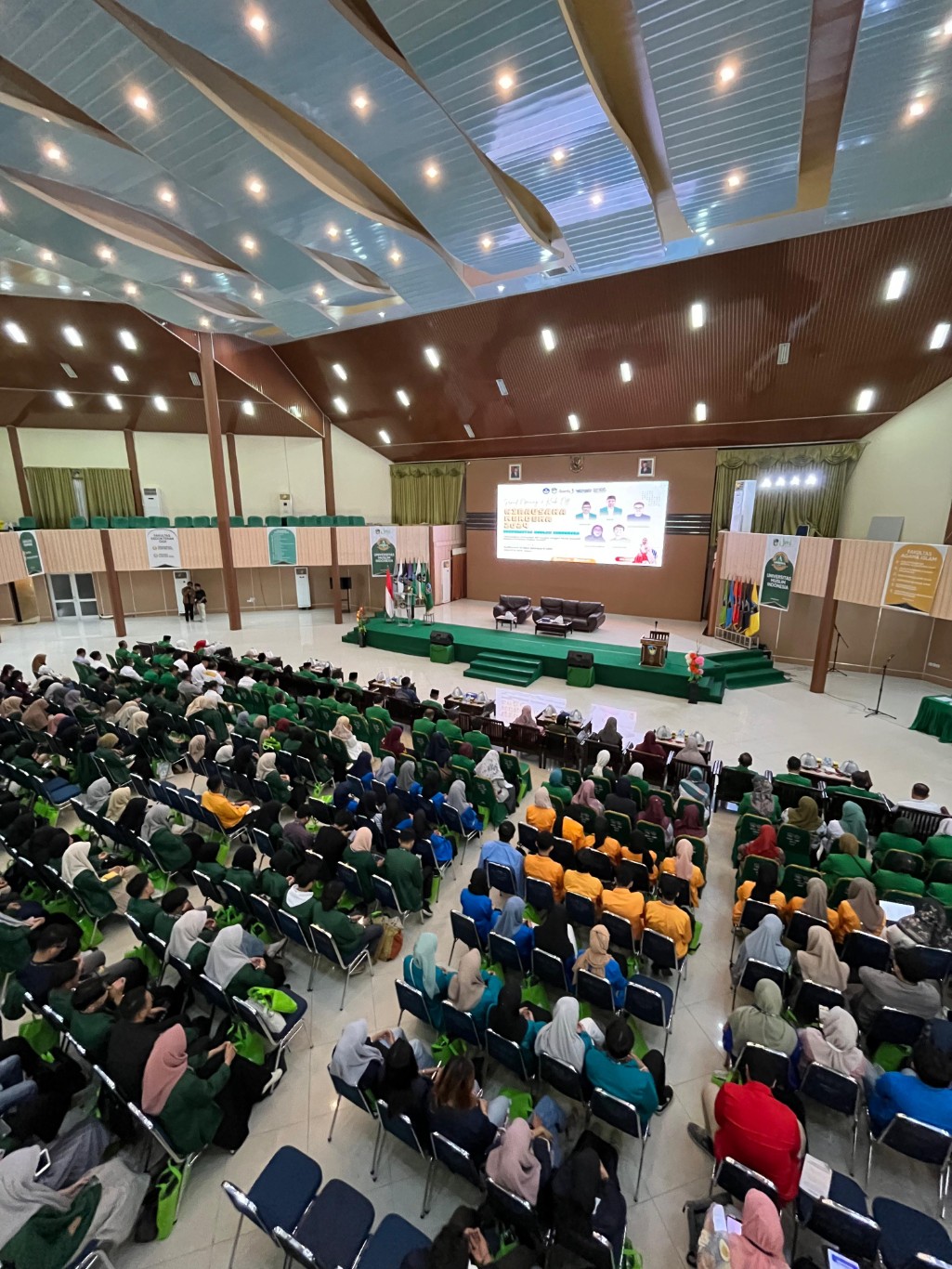 GRAND OPENING -- Suasana grand opening dan kick off Wirausaha Merdeka 2024 UMI yang berlangsung di Auditorium Al Jibra UMI, Jalan Urip Sumoharjo Makassar, Selasa, 24 September 2024.