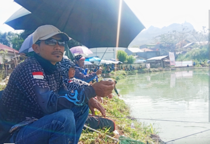 IST
MEMBUKA LOMBA--Calon wakil bupati Tana Toraja Erianto membuka lomba mancing di Makale
