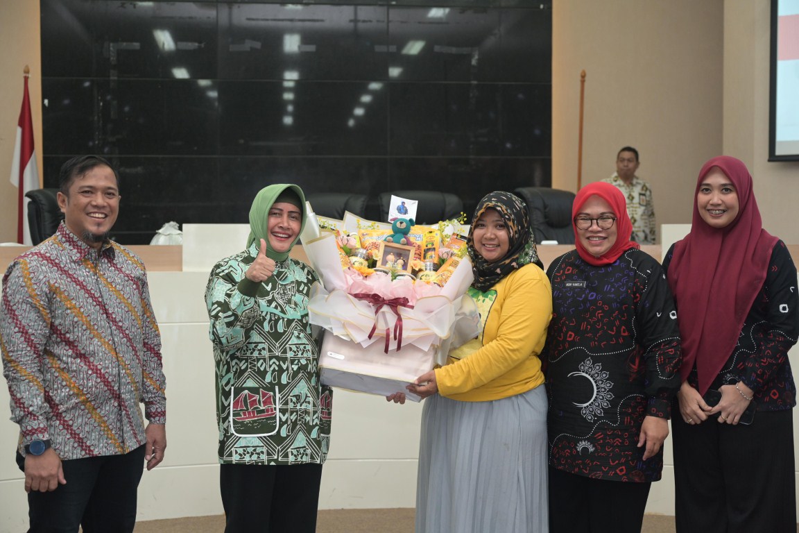 ist
UMKM--Ketua Dekranasda Kota Makassar, Indira Yusuf Ismail memperlihatkan hasil karya dari salah satu pelaku UMKM saat kegiatan “Inovasi dan Peluang UMKM Kuliner dan Fashion Lokal Beradaptasi dengan Tren Global” yang diinisiasi oleh Dinas Koperasi dan UKM Kota Makassar, di Balai Kota Makassar, Kamis (19/9).
