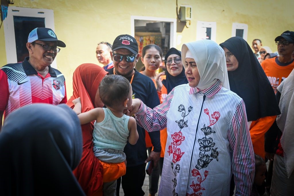 ist
Ketua TP PKK Kota Makassar, Indira Yusuf Ismail, melakukan kunjungan ke Posyandu Dahlia IV di Kelurahan Banta-bantaeng, Kecamatan Rappocini, Minggu (8/9).
