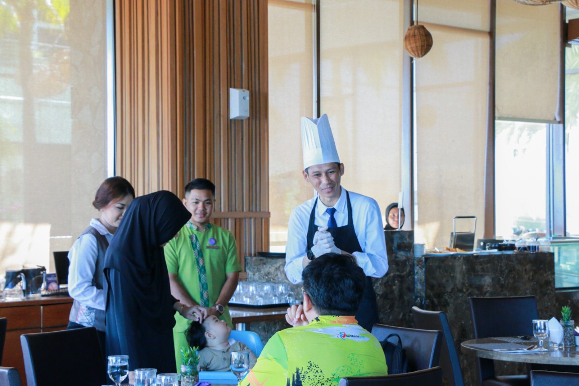 KEJUTAN -- Jajaran manajemen Hotel The Rinra Makassar memberikan kejutan istimewa kepada tamunya dalam rangka memperingati Hari Pelanggan Nasional.
